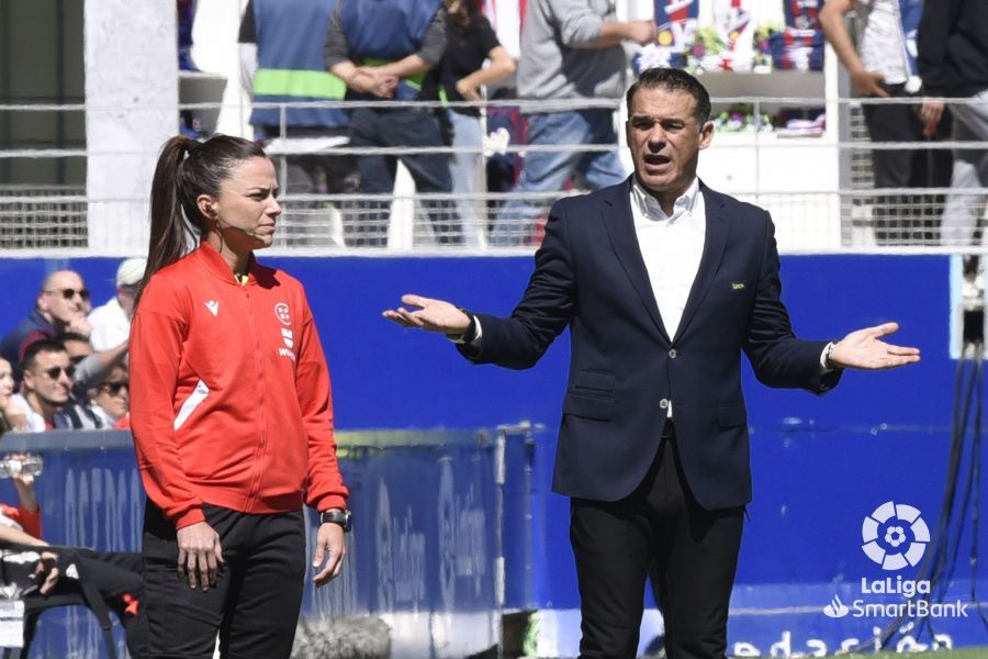 Luis García y la cuarta árbitra