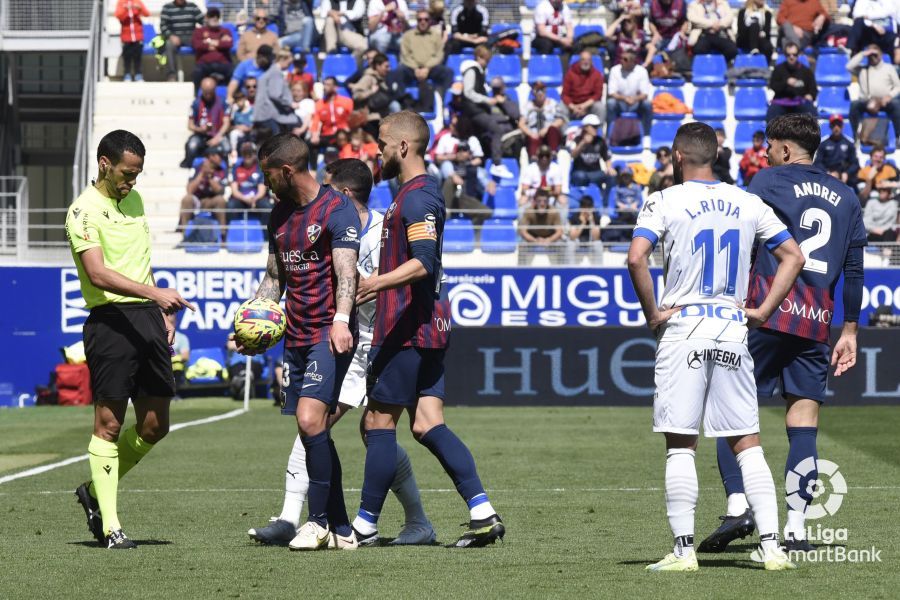 El árbitro, protestado en la primera mitad