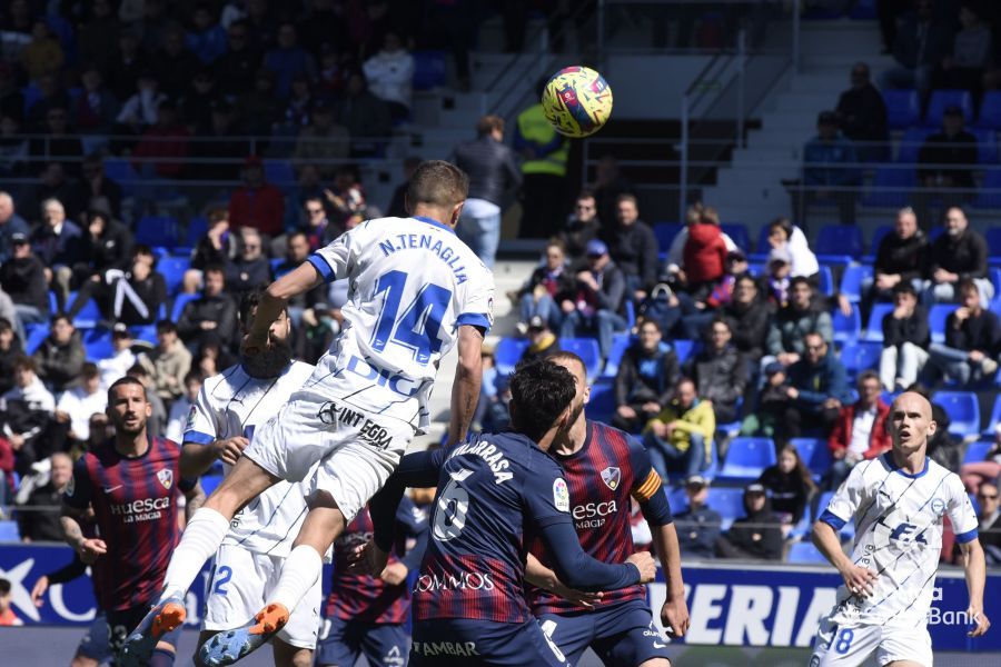 Tenaglia supera a Vilarrasa para anotar el único tanto del encuentro en el Huesca 0-1 Alavés. Foto: LaLiga