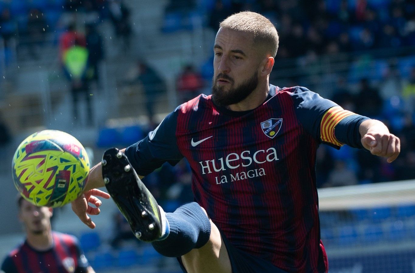 Jorge Pulido controla un balón en el Huesca 0-1 Alavés. Foto: SD Huesca