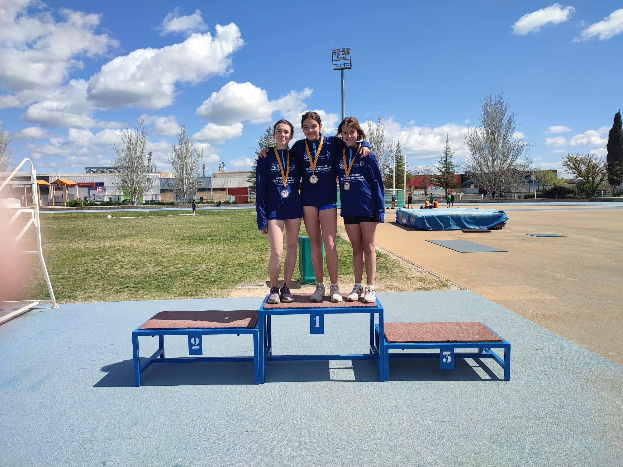 Podio Sub 14 femenino, con pleno del CA Barbastro.