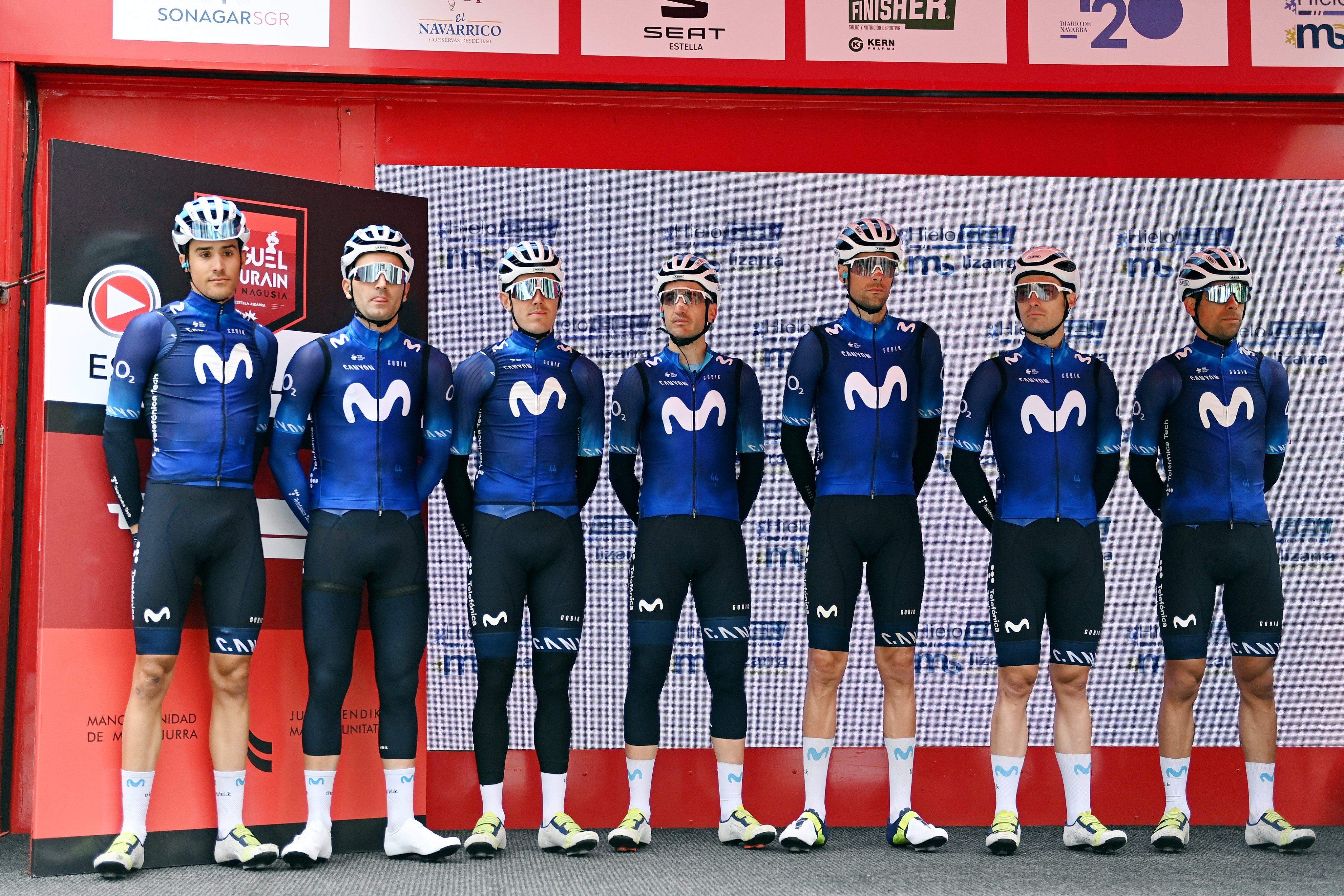 Samitier, a la izquierda, y Jorge Arcas, el tercero por la derecha, en el control de firmas de Movistar antes del inicio del GP Miguel Induráin. Foto: Movistar Team