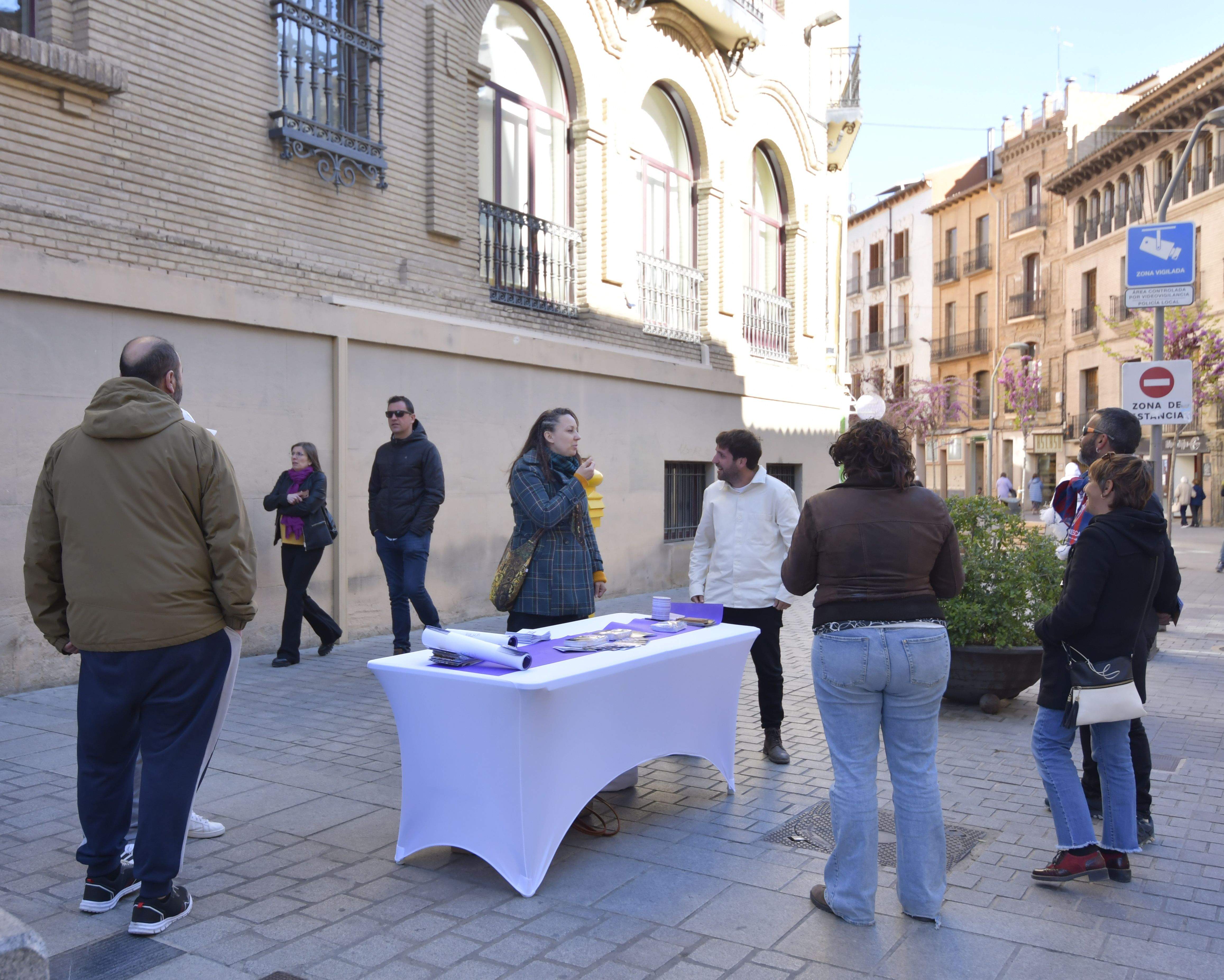 Mesa de Podemos en el Coso Alto