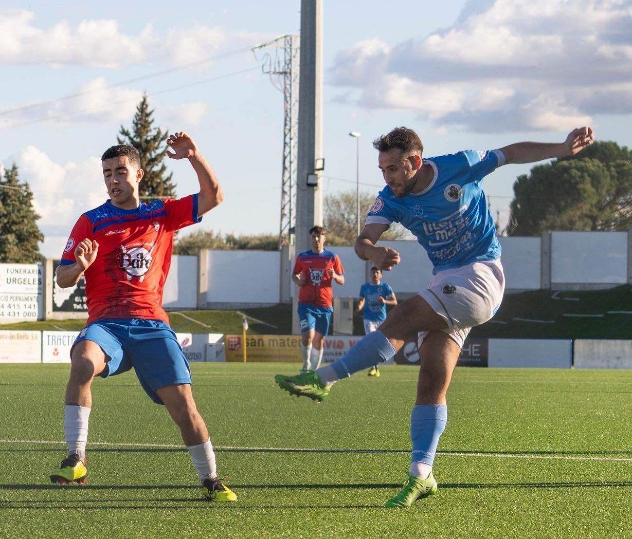 Cesc Gómez, jugador del Binéfar, golpea un balón en un encuentro de esta temporada. Foto: CD Binéfar