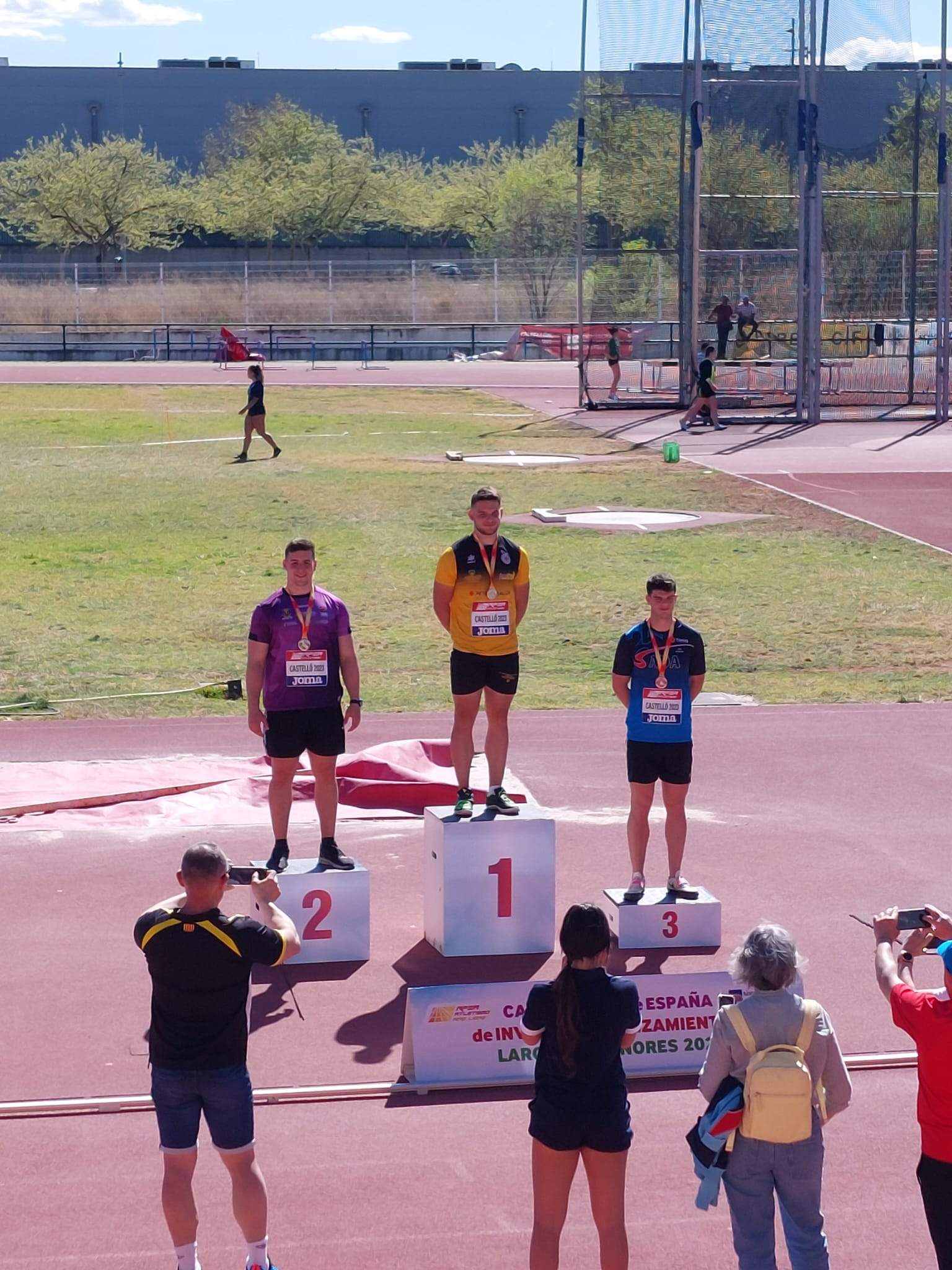 Javi Cruz, subcampeón, en el podio de disco Sub-20.