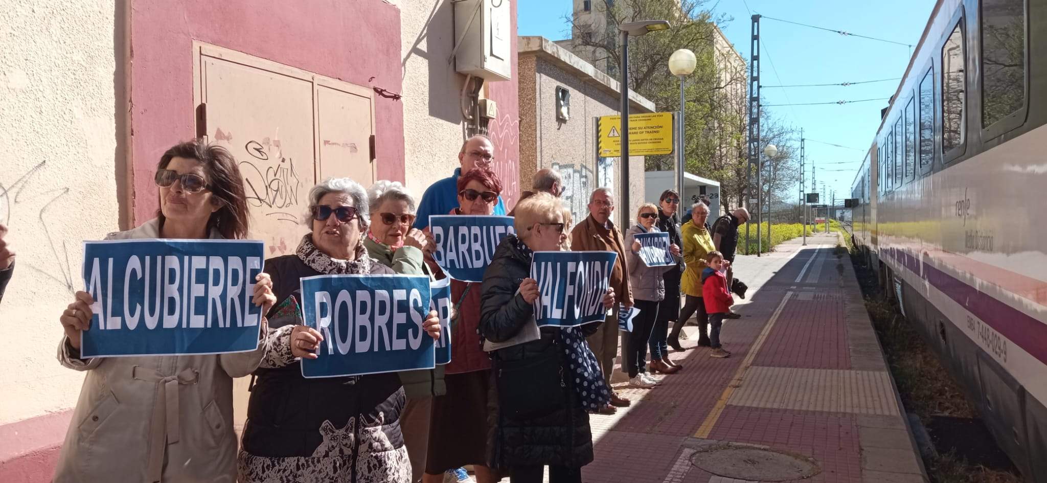 Manifestantes junto al tren regional