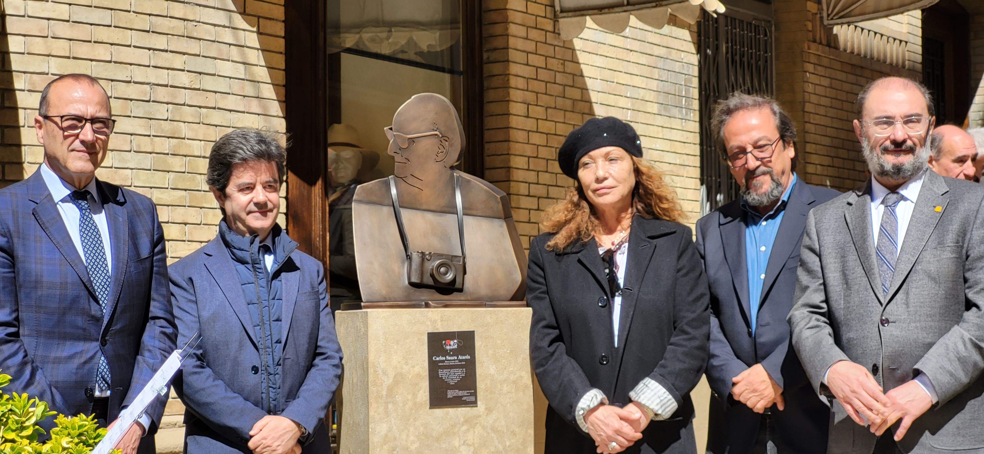Acto de entrega de Aragón a Huesca de la escultura en honor a Carlos Saura. Foto Myriam Martínez