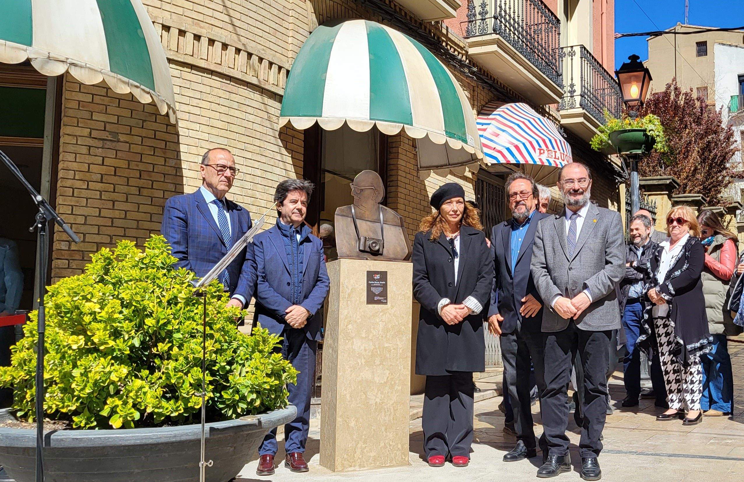 Acto de entrega de Aragón a Huesca de la escultura en honor a Carlos Saura. Foto Myriam Martínez