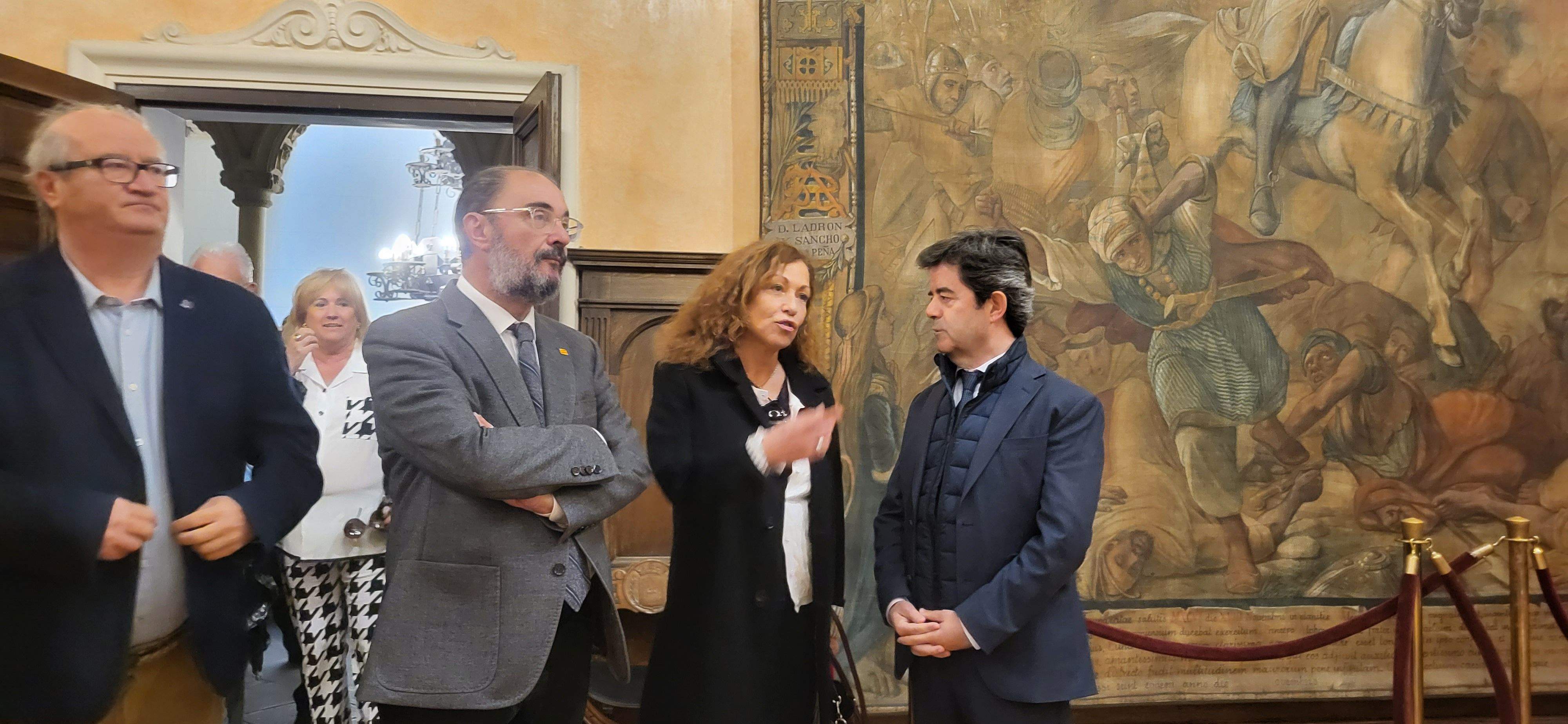 Acto de entrega de Aragón a Huesca de la escultura en honor a Carlos Saura. Foto Myriam Martínez