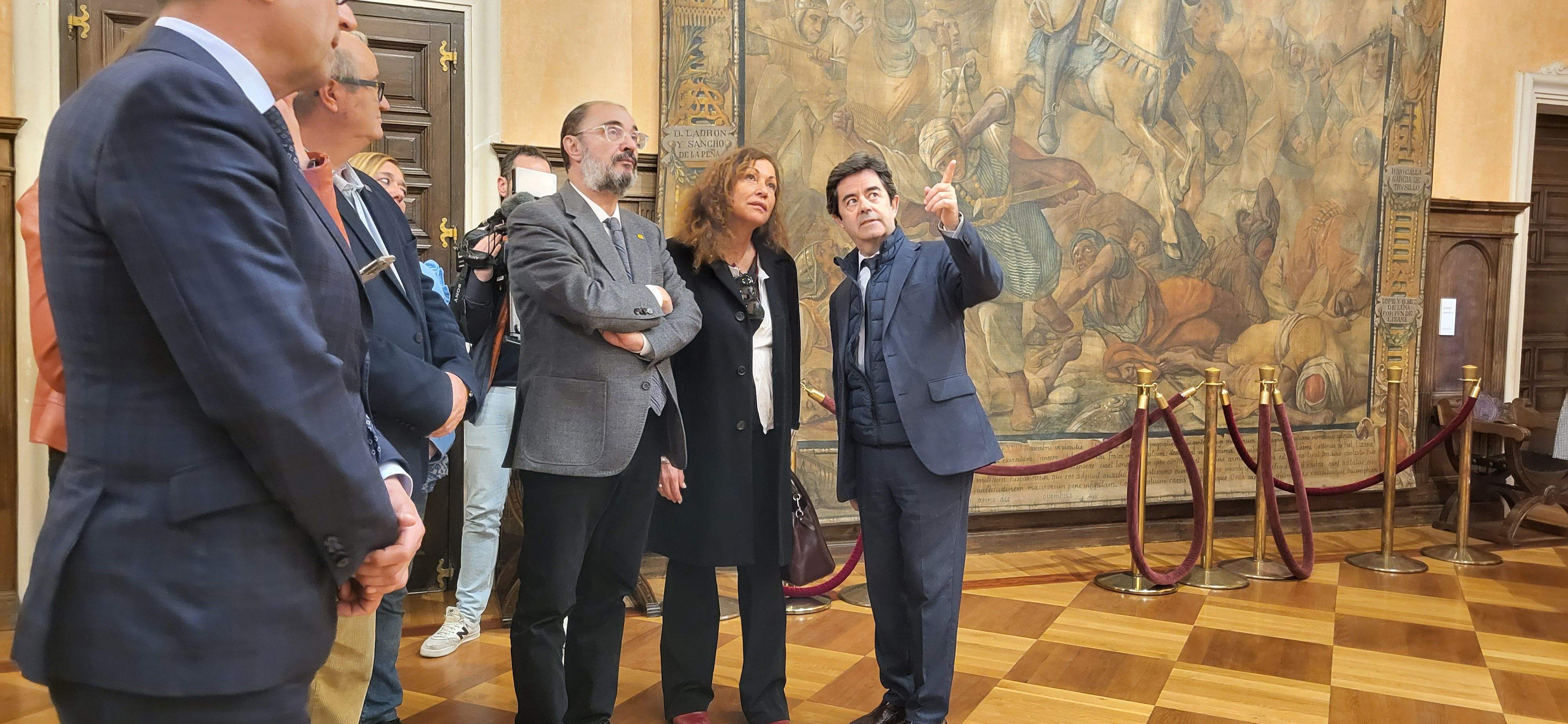 Acto de entrega de Aragón a Huesca de la escultura en honor a Carlos Saura. Foto Myriam Martínez