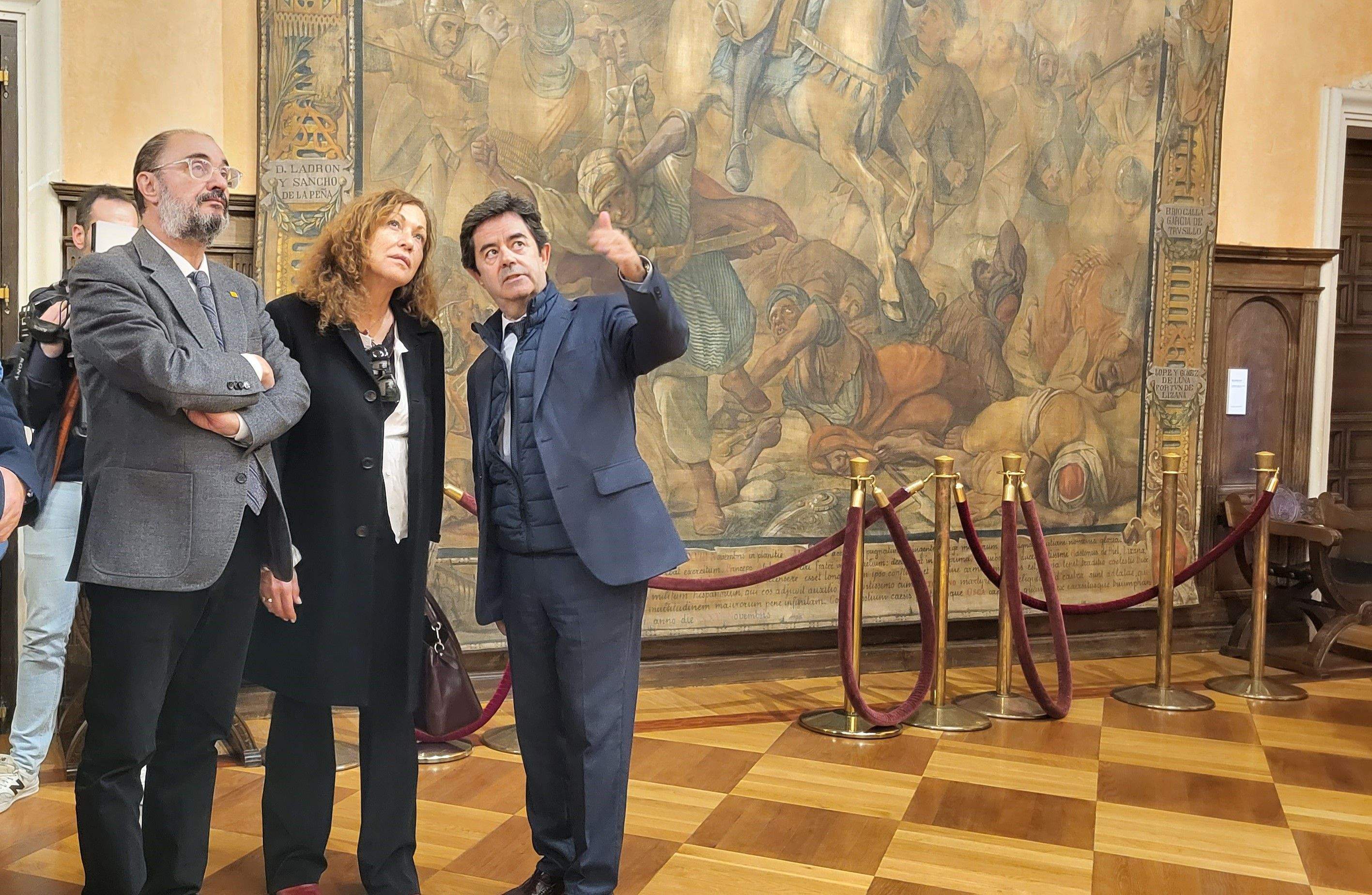 Acto de entrega de Aragón a Huesca de la escultura en honor a Carlos Saura. Foto Myriam Martínez