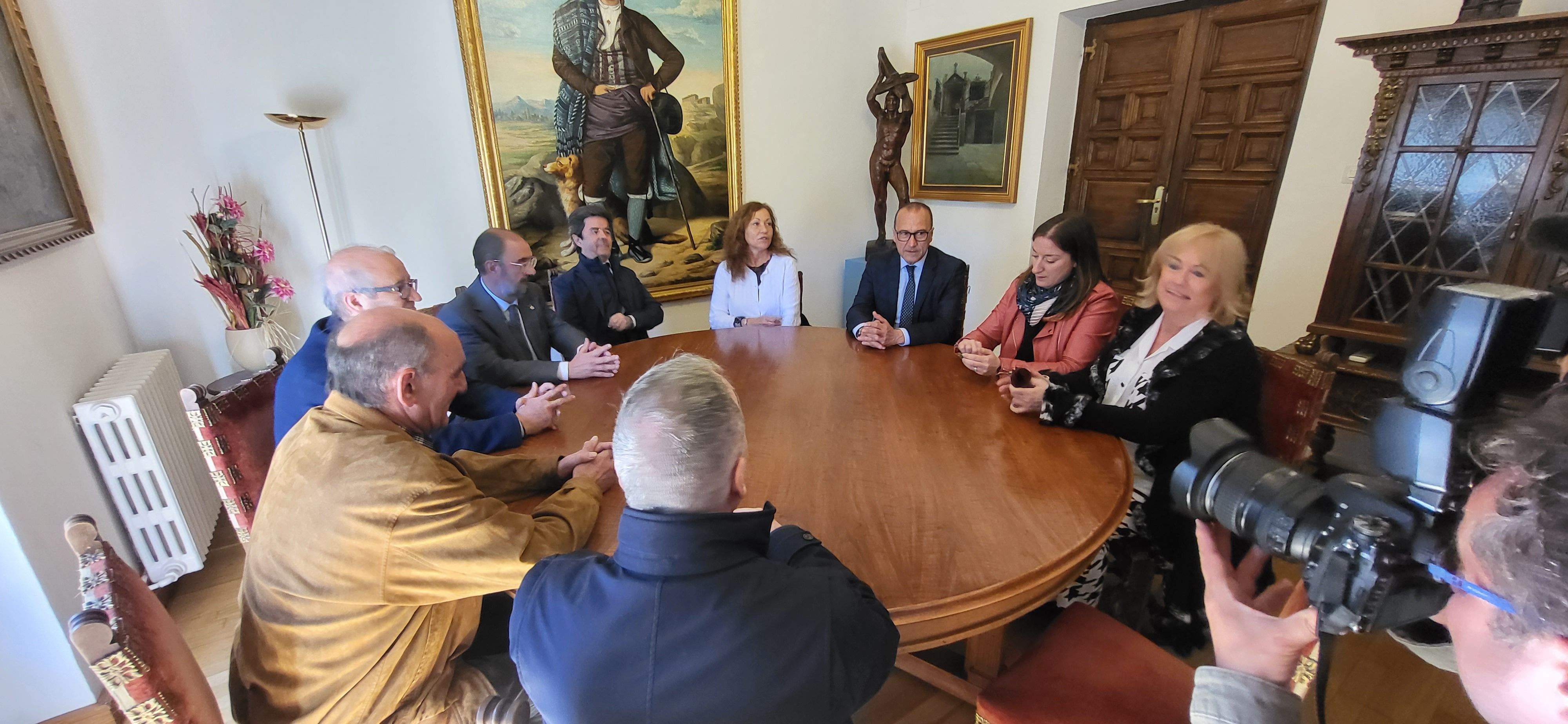 Acto de entrega de Aragón a Huesca de la escultura en honor a Carlos Saura. Foto Myriam Martínez