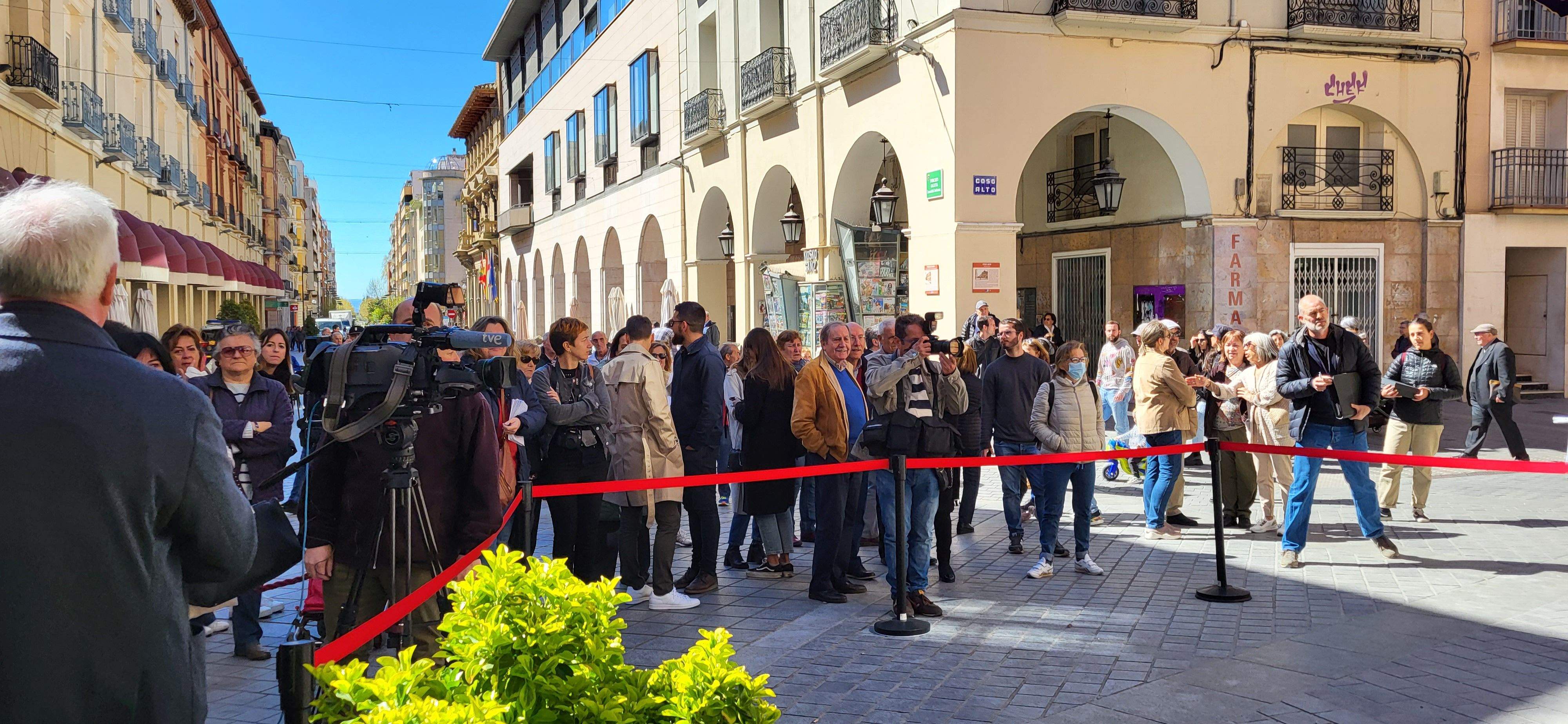 Acto de entrega de Aragón a Huesca de la escultura en honor a Carlos Saura. Foto Myriam Martínez