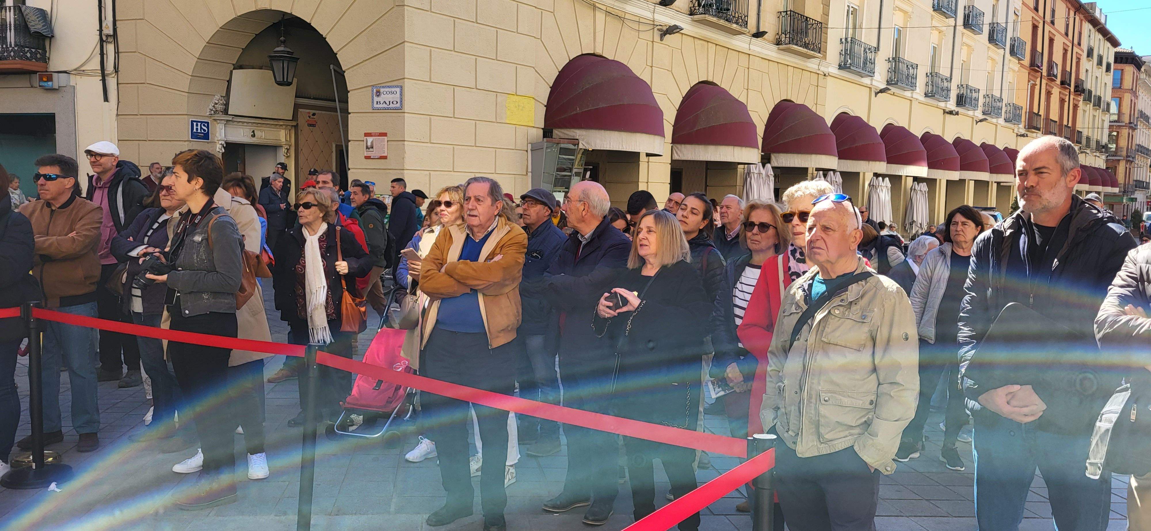 Acto de entrega de Aragón a Huesca de la escultura en honor a Carlos Saura. Foto Myriam Martínez