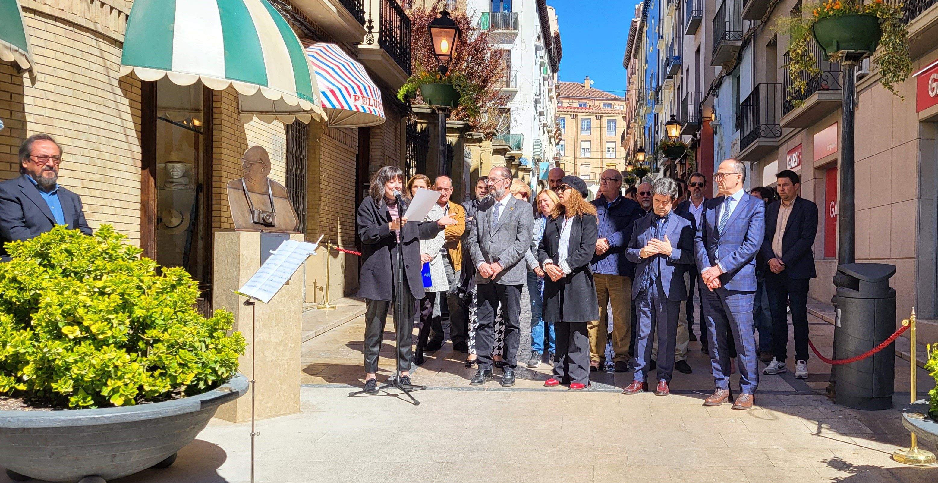 Acto de entrega de Aragón a Huesca de la escultura en honor a Carlos Saura. Foto Myriam Martínez