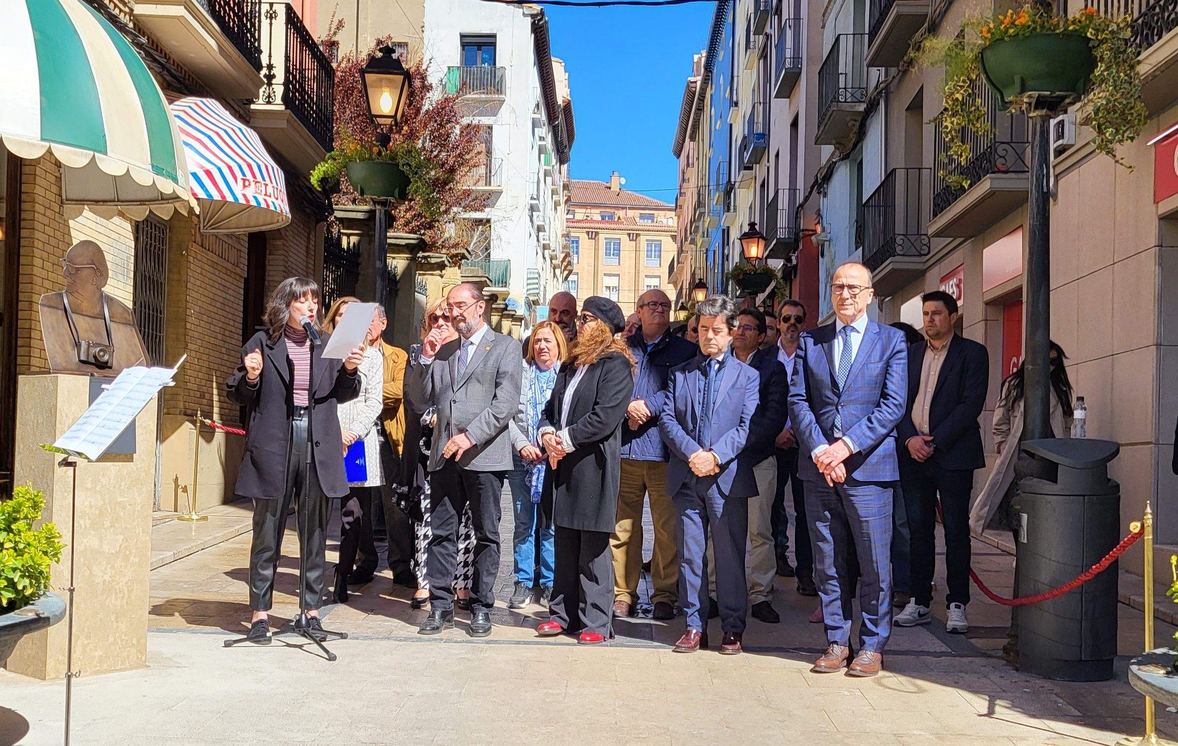 Acto de entrega de Aragón a Huesca de la escultura en honor a Carlos Saura. Foto Myriam Martínez
