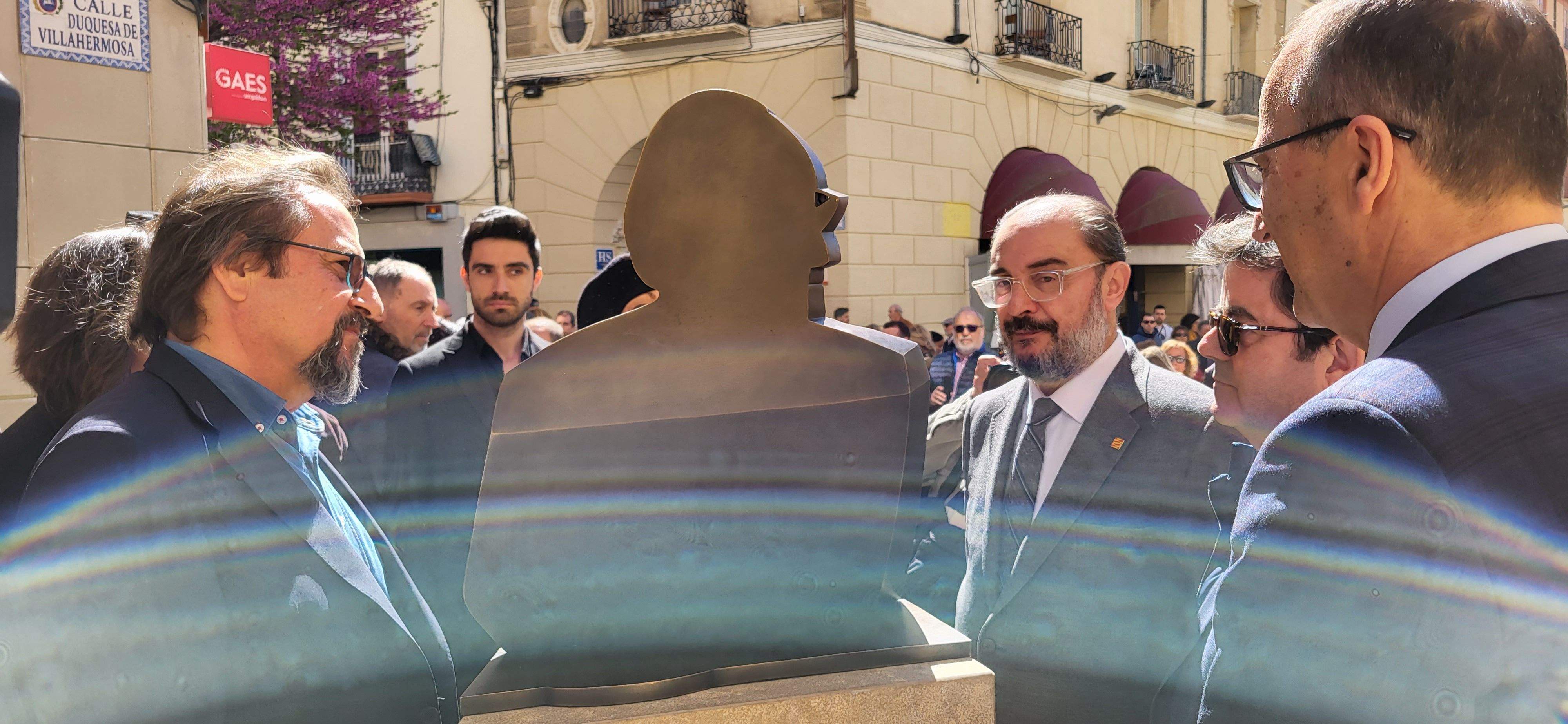 Acto de entrega de Aragón a Huesca de la escultura en honor a Carlos Saura. Foto Myriam Martínez