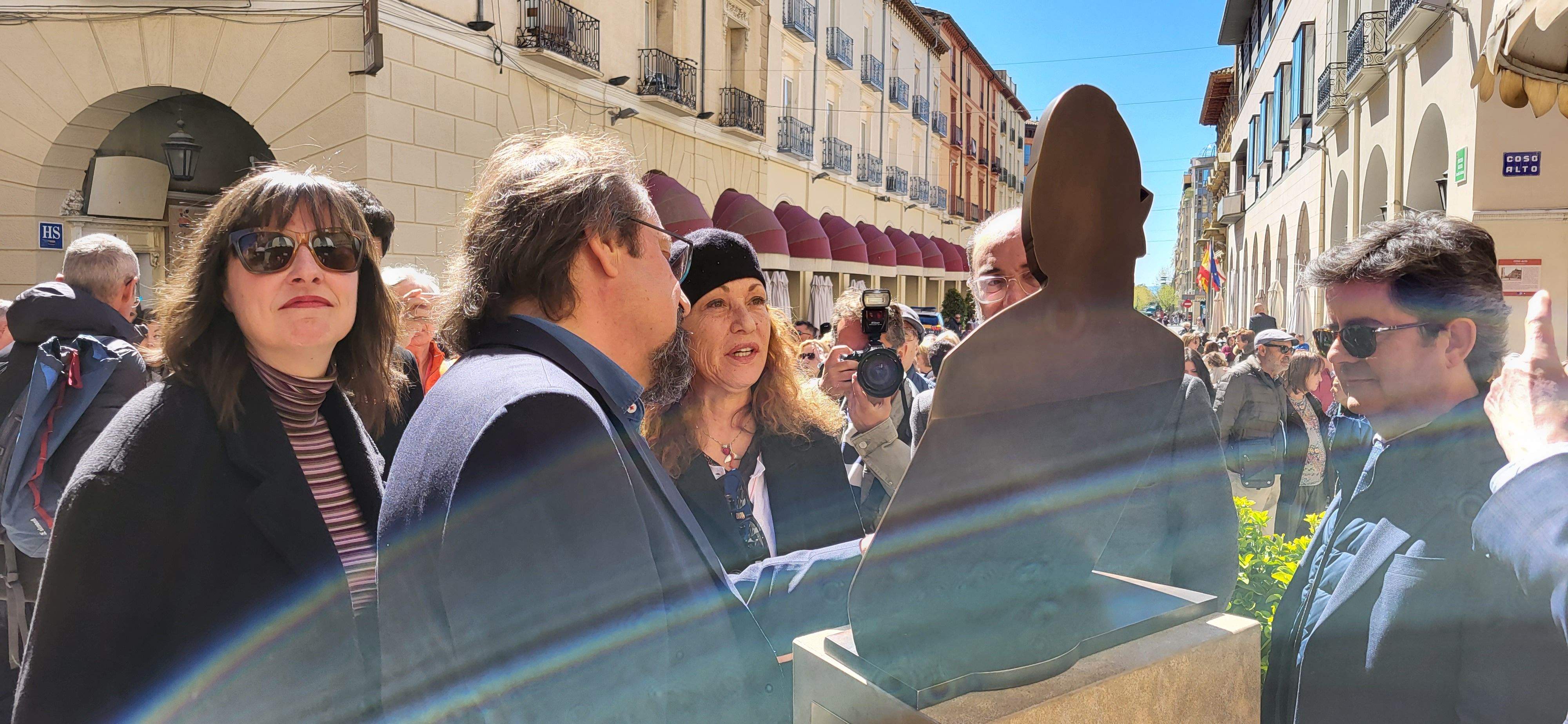 Acto de entrega de Aragón a Huesca de la escultura en honor a Carlos Saura. Foto Myriam Martínez