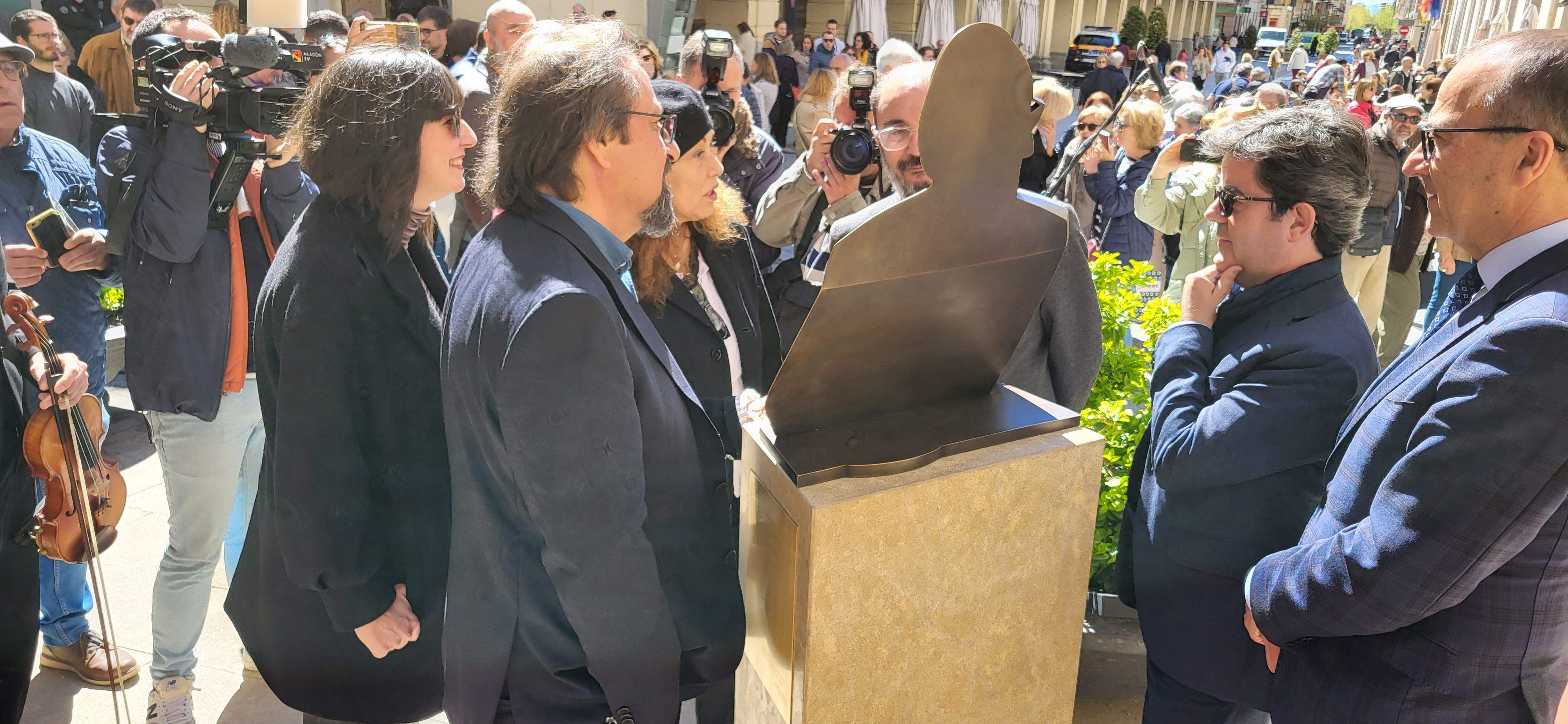 Acto de entrega de Aragón a Huesca de la escultura en honor a Carlos Saura. Foto Myriam Martínez