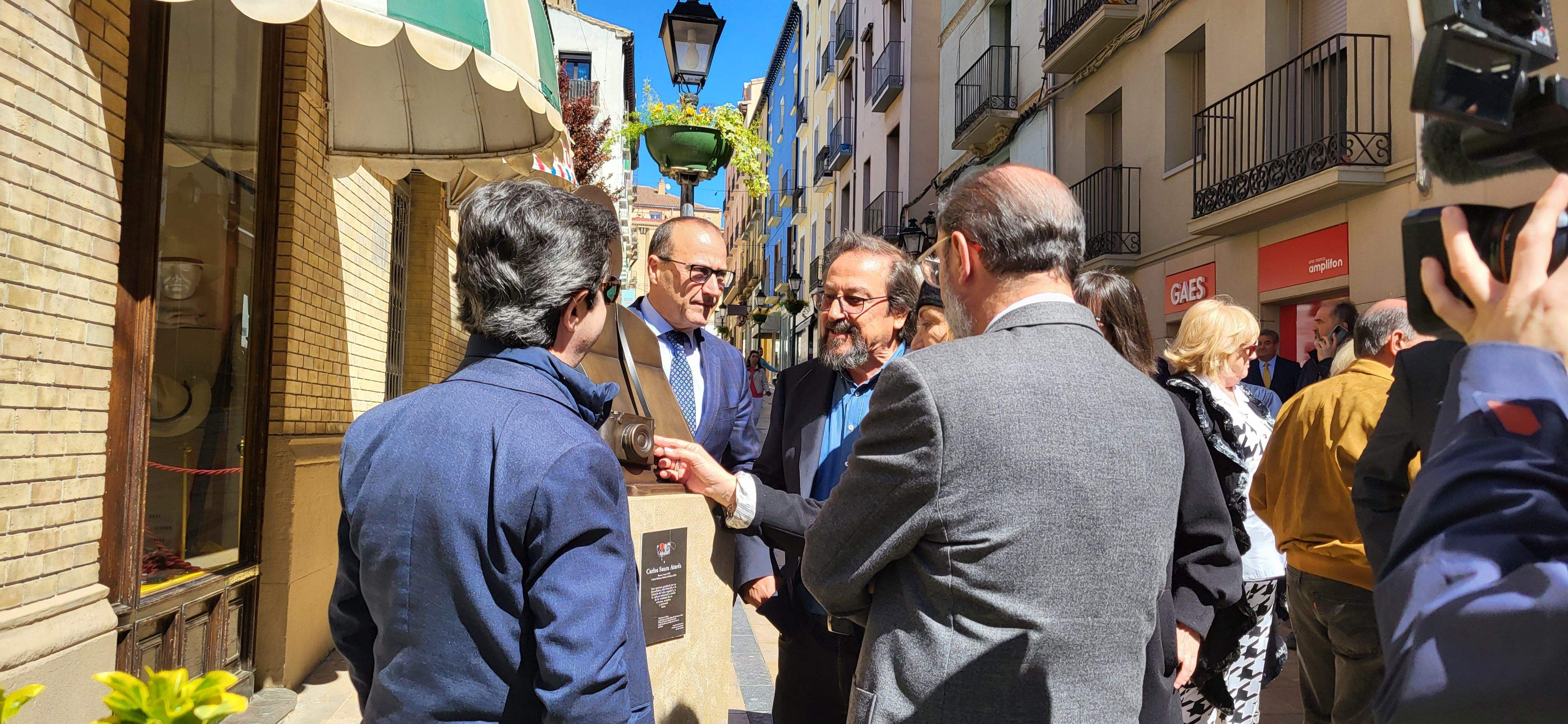 Acto de entrega de Aragón a Huesca de la escultura en honor a Carlos Saura. Foto Myriam Martínez