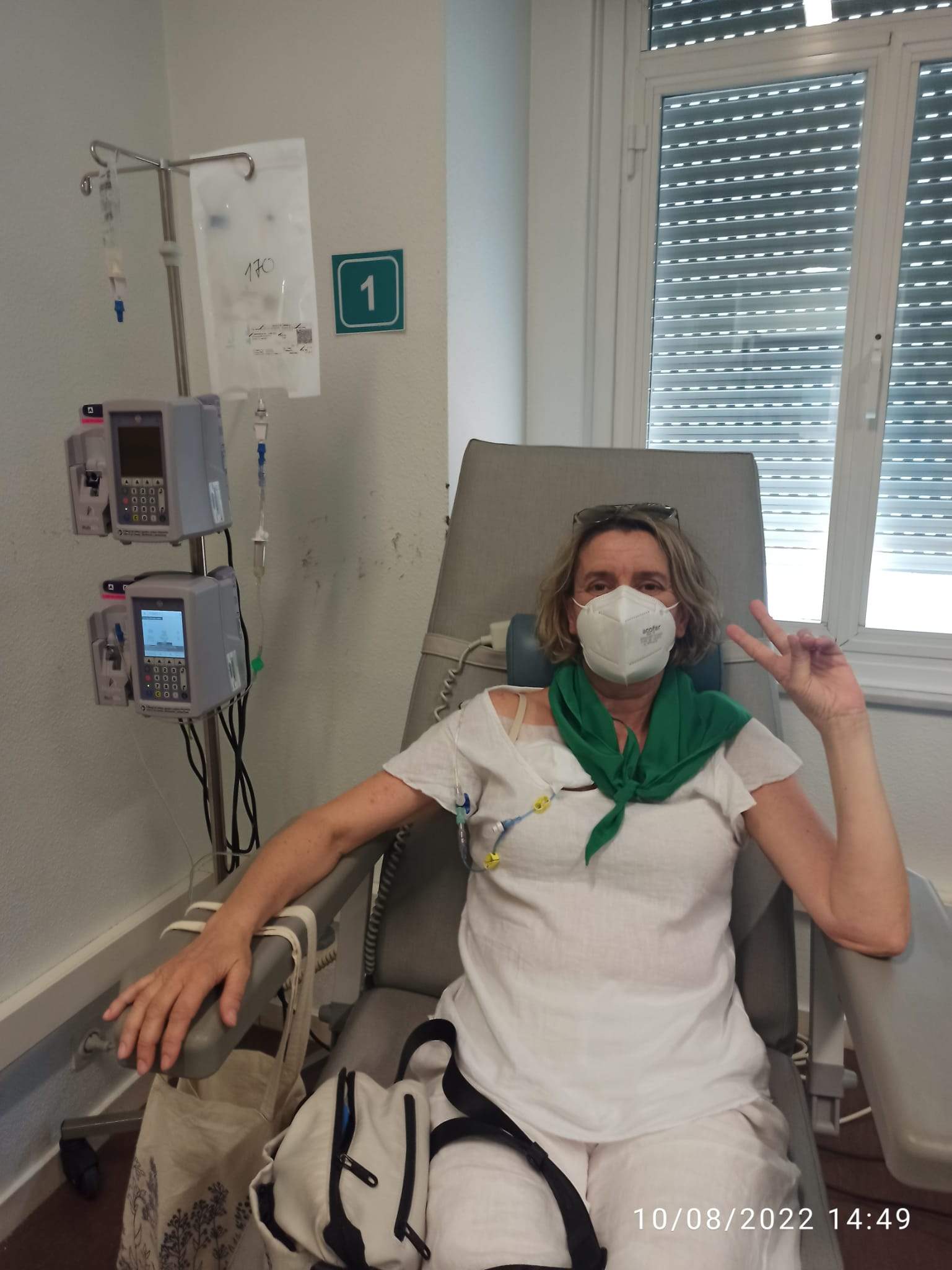 Elena, en su sesión de quimio semanal