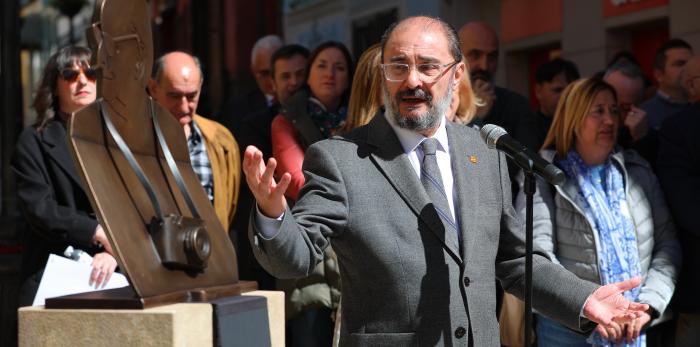 Acto de entrega de Aragón a Huesca de la escultura en honor a Carlos Saura. Foto DGA