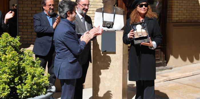 Acto de entrega de Aragón a Huesca de la escultura en honor a Carlos Saura. Foto DGA