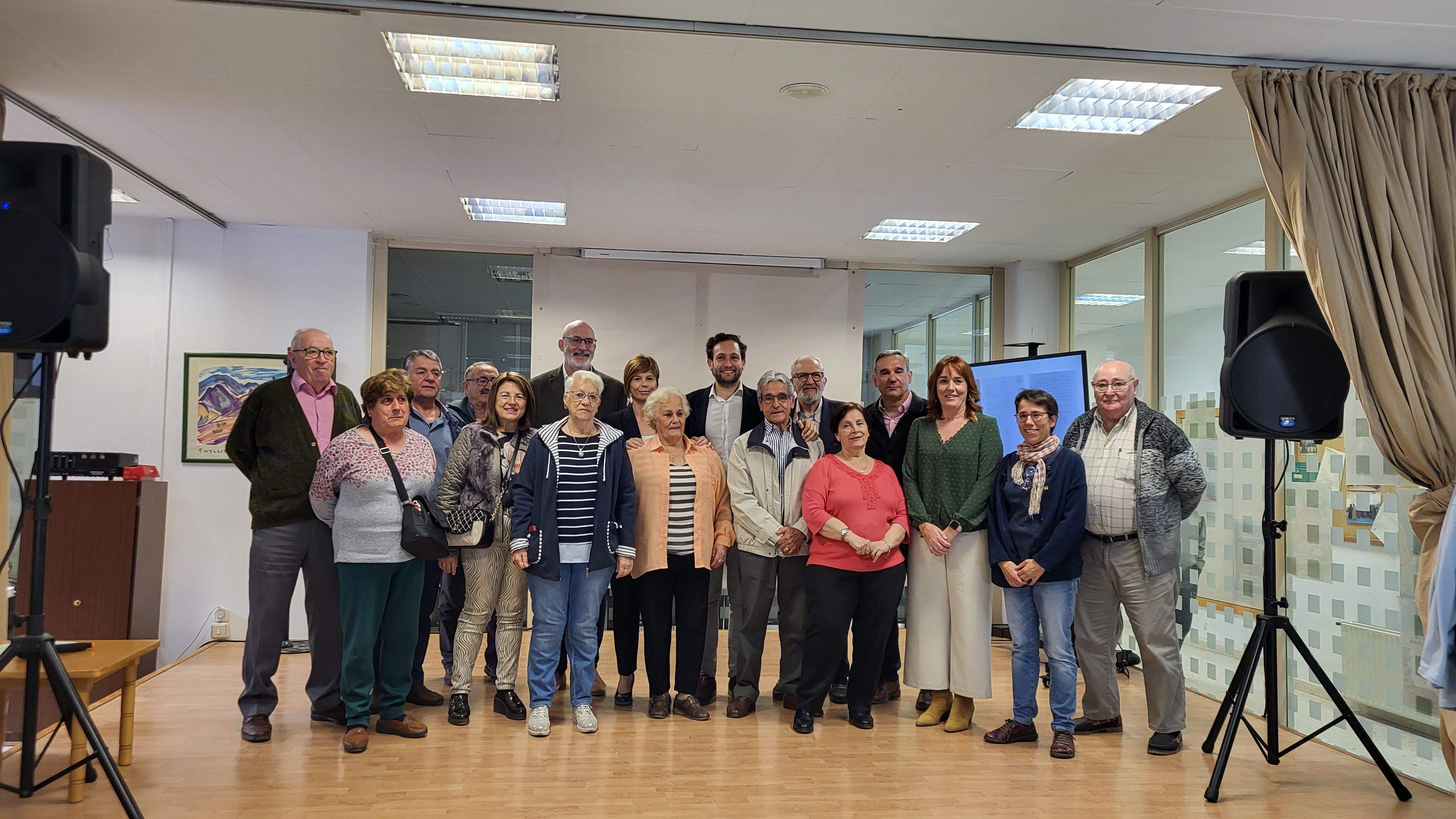Imagen de asistentes al acto de celebración del 50 aniversario del Hogar de Mayores de Monzón.