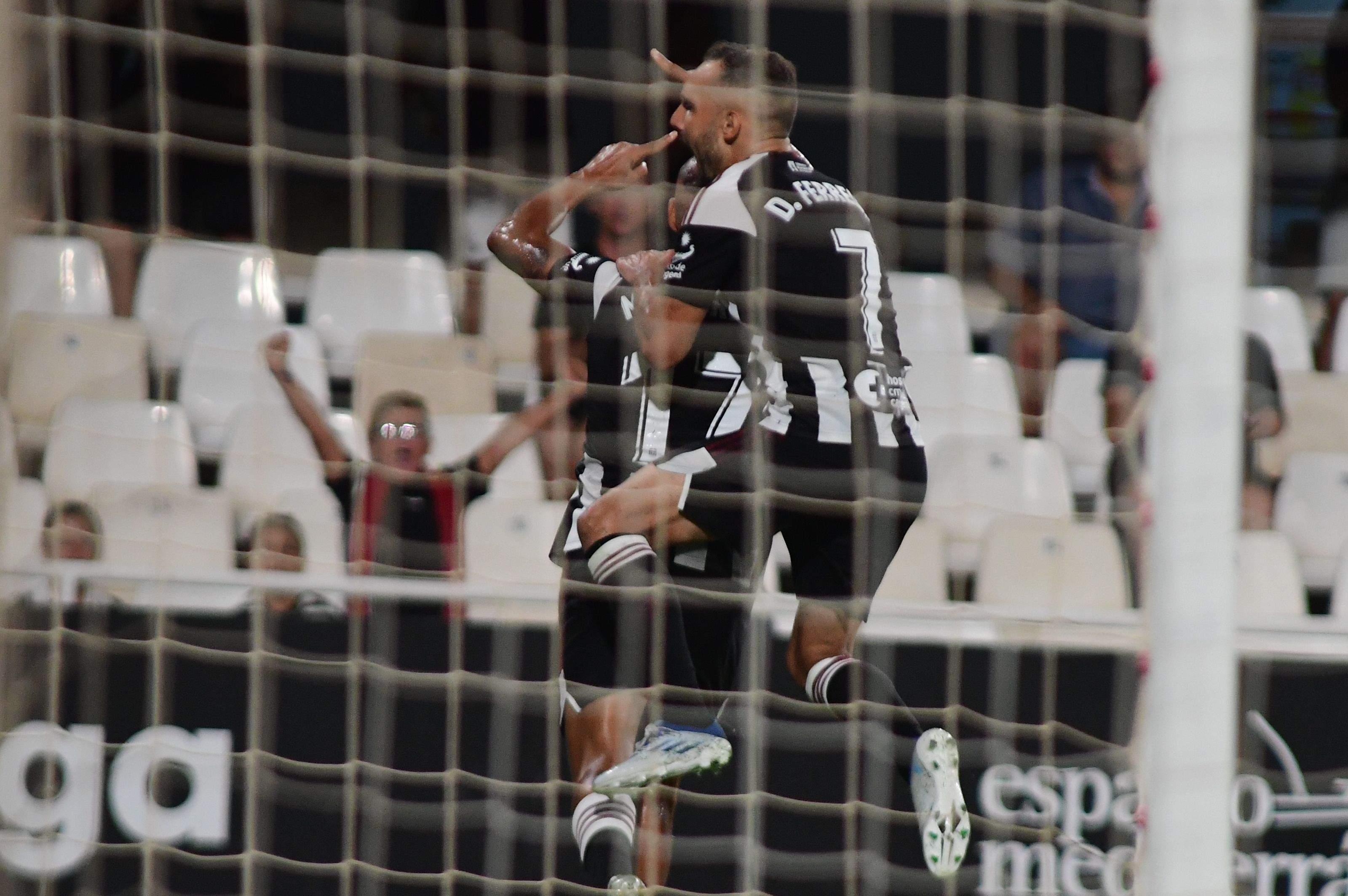 Ferreiro celebra el gol de su compañero Mikel Rico que supuso el empate el pasado lunes ante la Ponferradina. Foto: FC Cartagena
