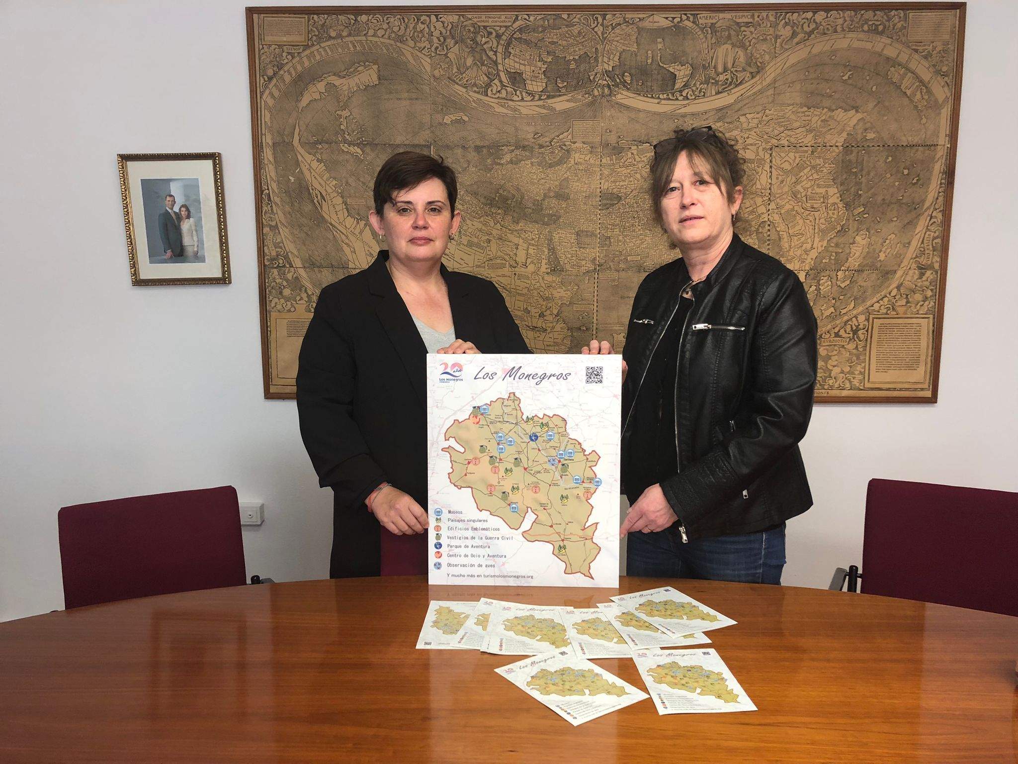 Carmen Soto y Amparo Roig con los mapas que se han editado de Los Monegros.