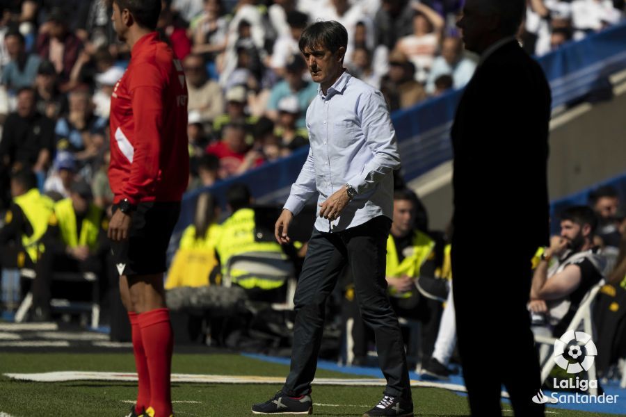 Pacheta, en el banquillo del Santiago Bernabáu, este domingo en la derrota de su Valladolid ante el Real Madrid. 