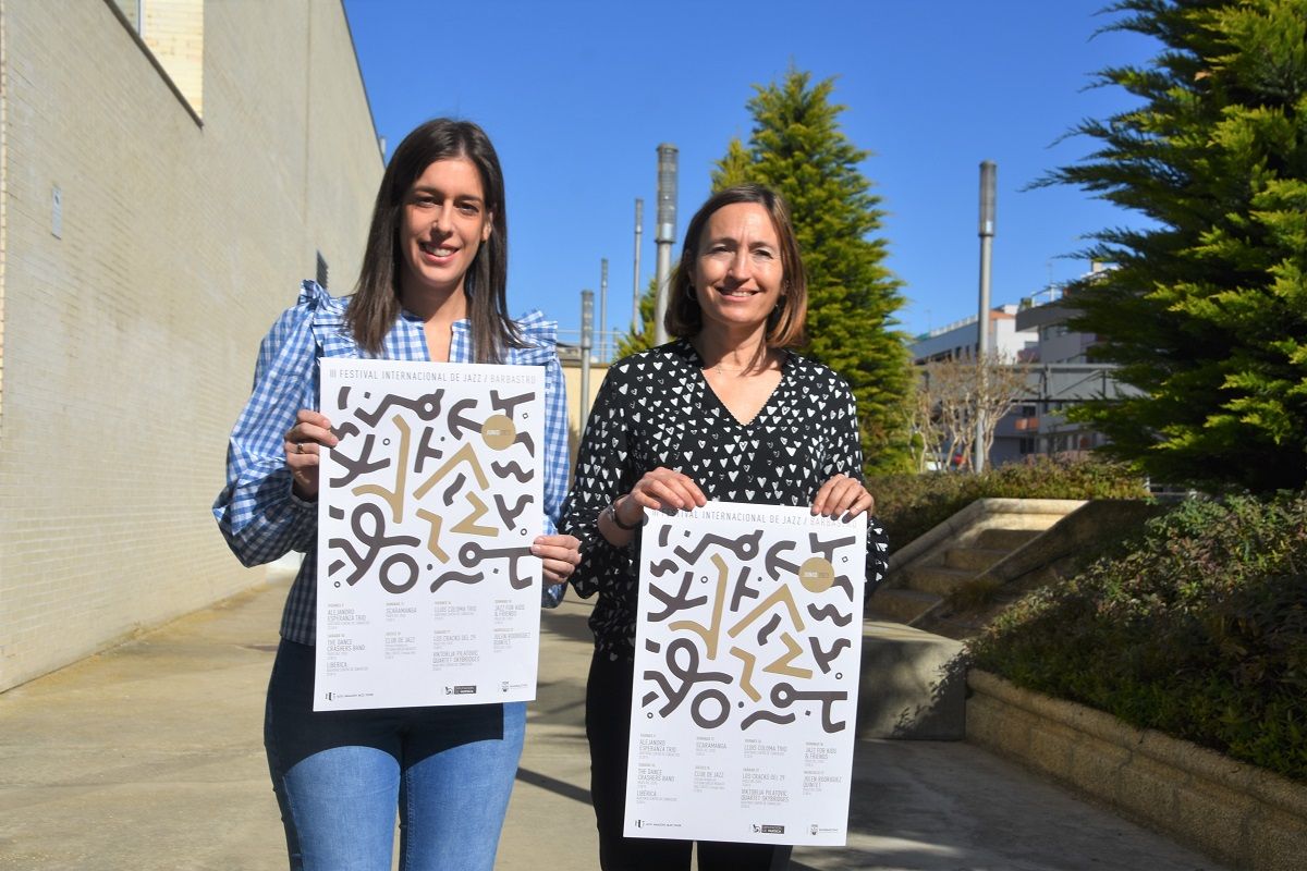 Lorena Espiérrez y Ana Escartín con el cartel del Festival de Jazz. Ayuntamiento de Barbastro (002)