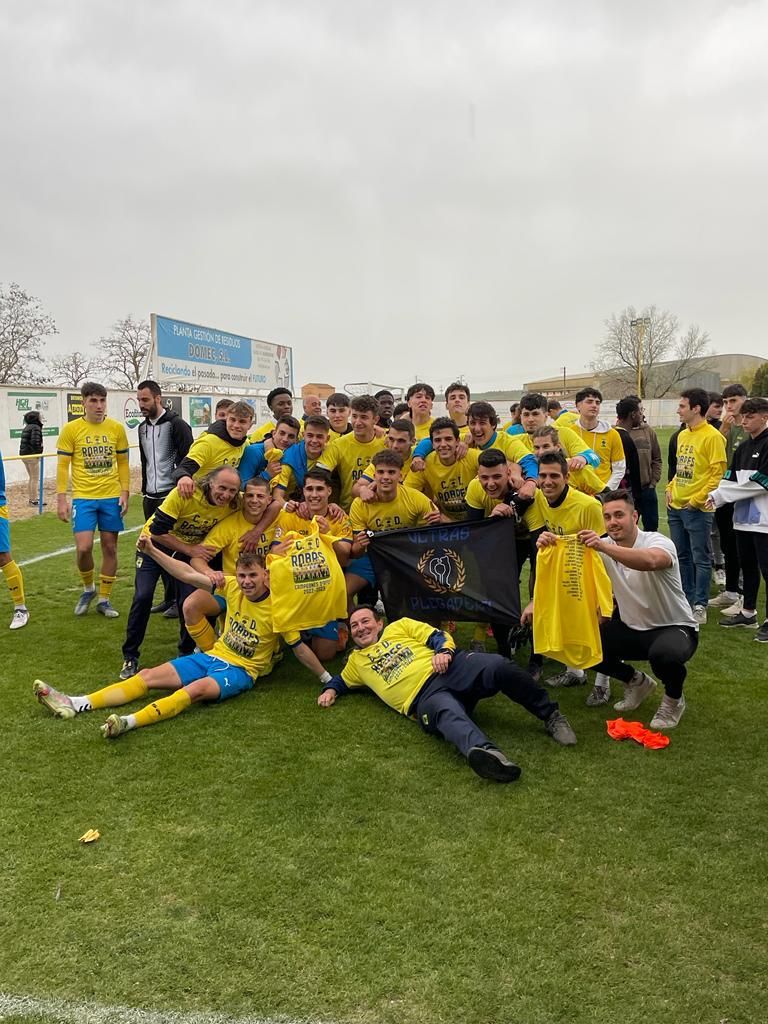 El CD Robres celebra el título en San Blas.