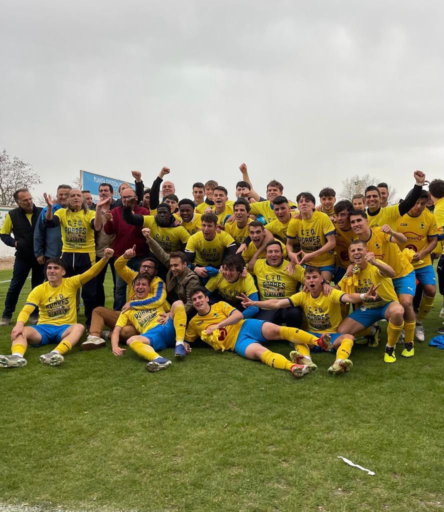 El CD Robres celebra el título en San Blas.