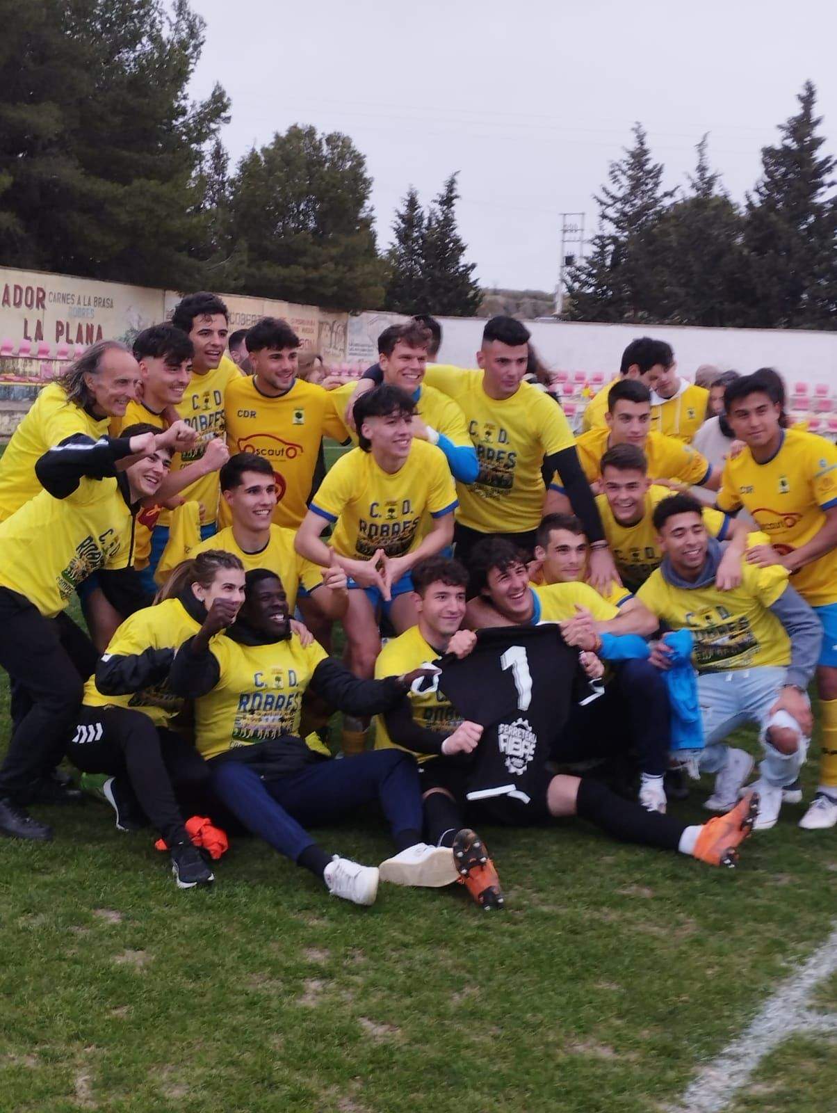 El CD Robres celebra el título en San Blas.
