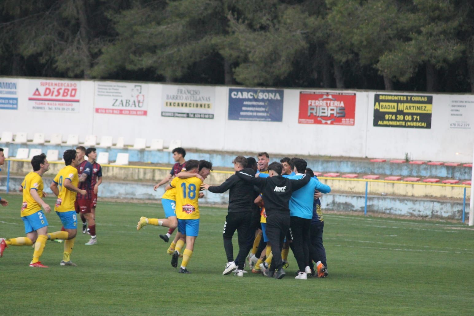 El CD Robres celebra el título en San Blas.