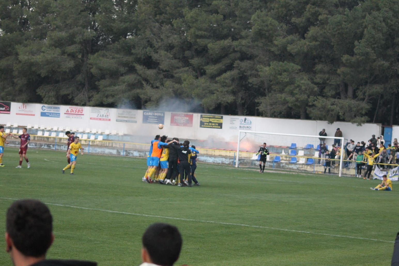 El CD Robres celebra el título en San Blas.
