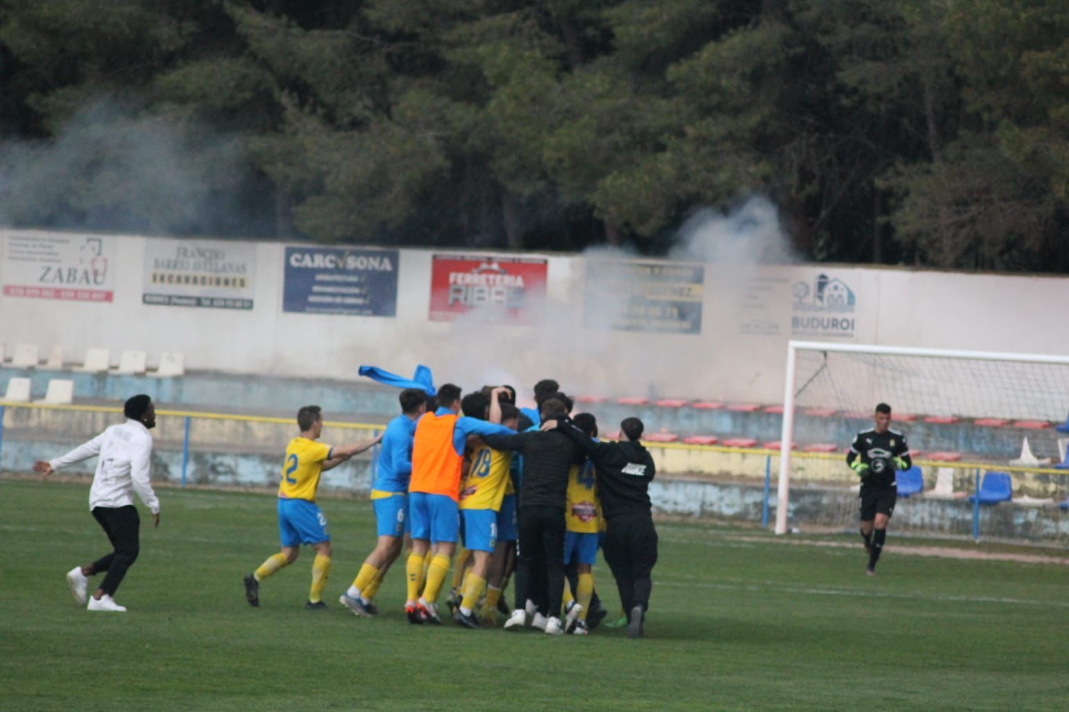 El CD Robres celebra el título en San Blas.
