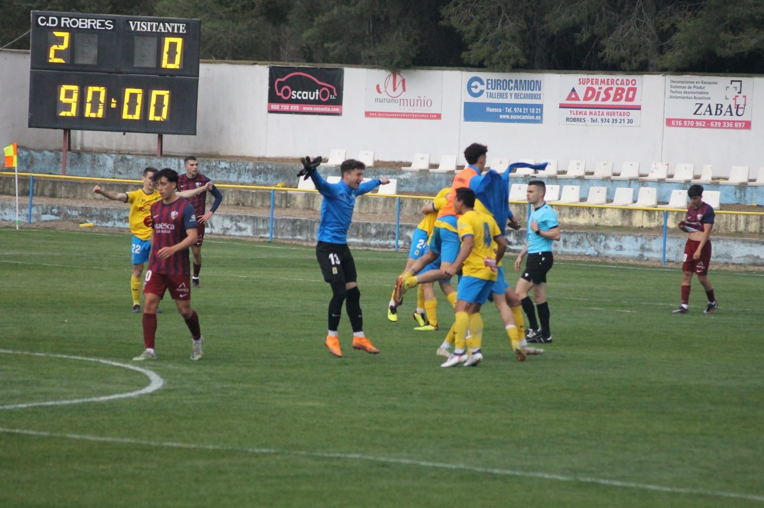 El CD Robres celebra el título en San Blas.