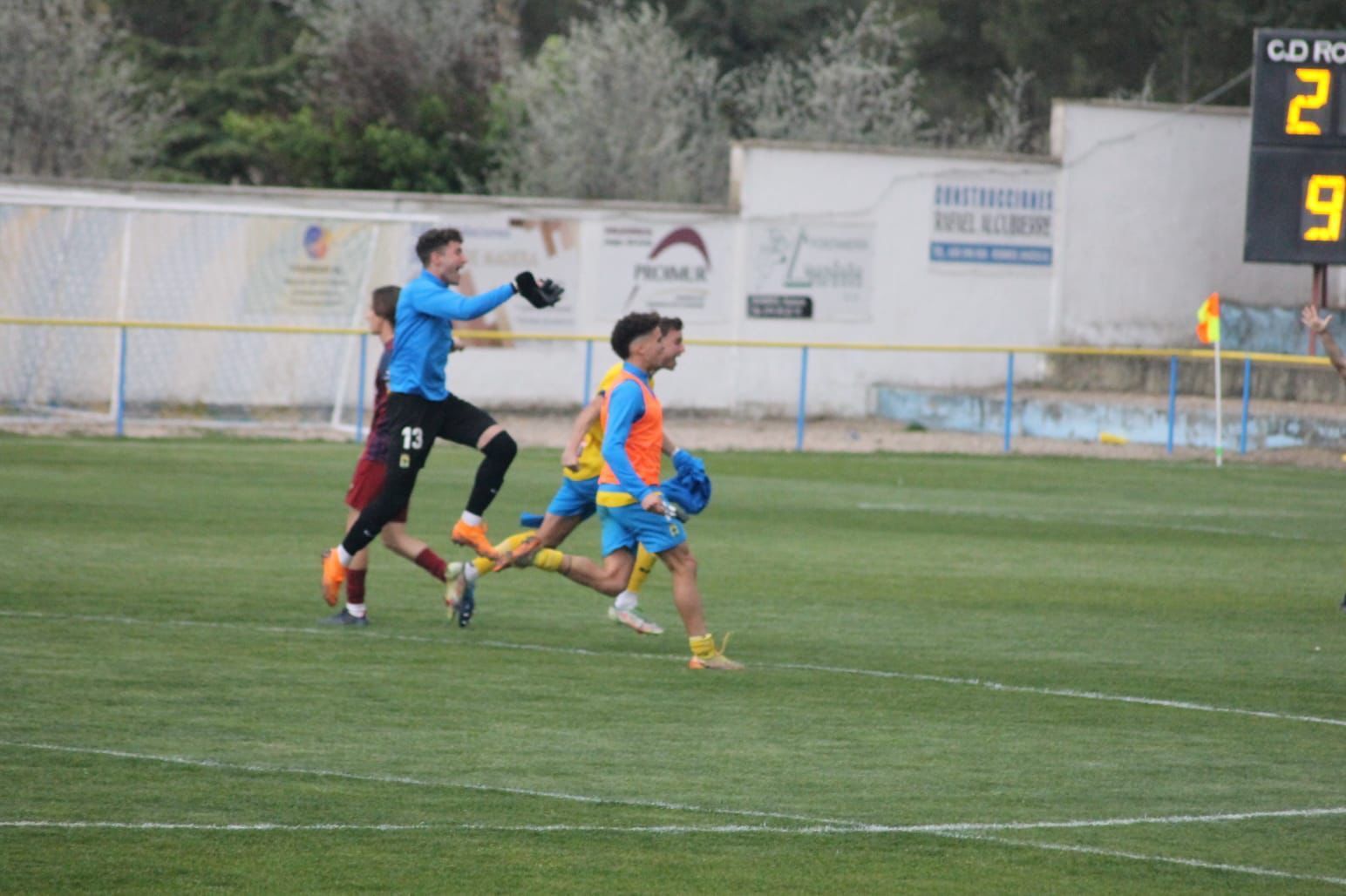 El CD Robres celebra el título en San Blas.