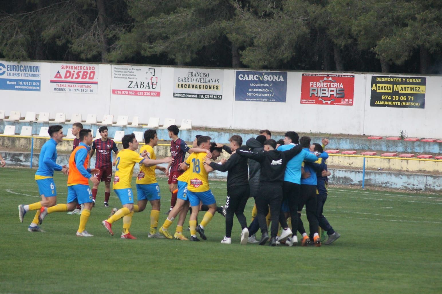 El CD Robres celebra el título en San Blas.