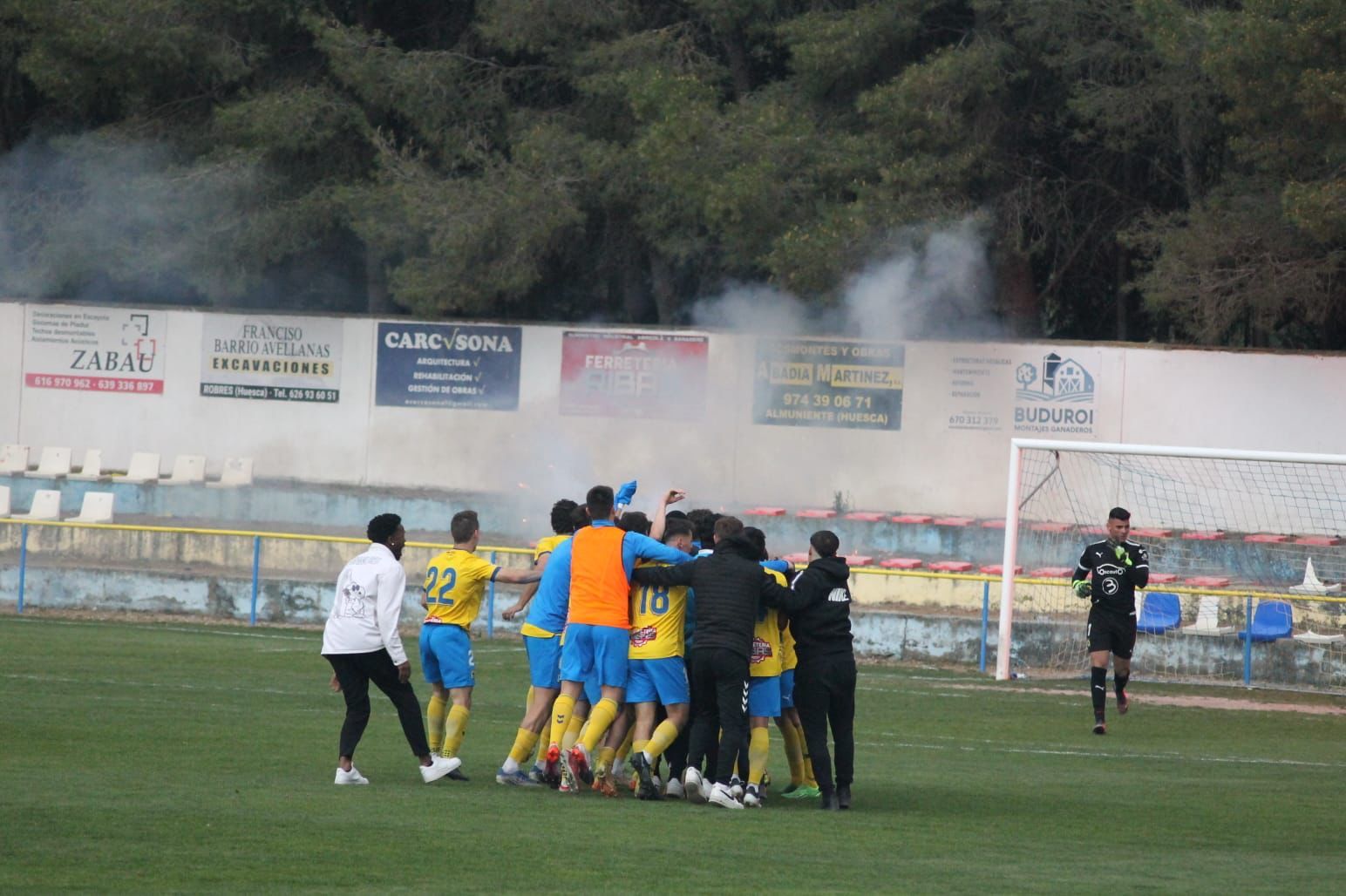 El CD Robres celebra el título en San Blas.