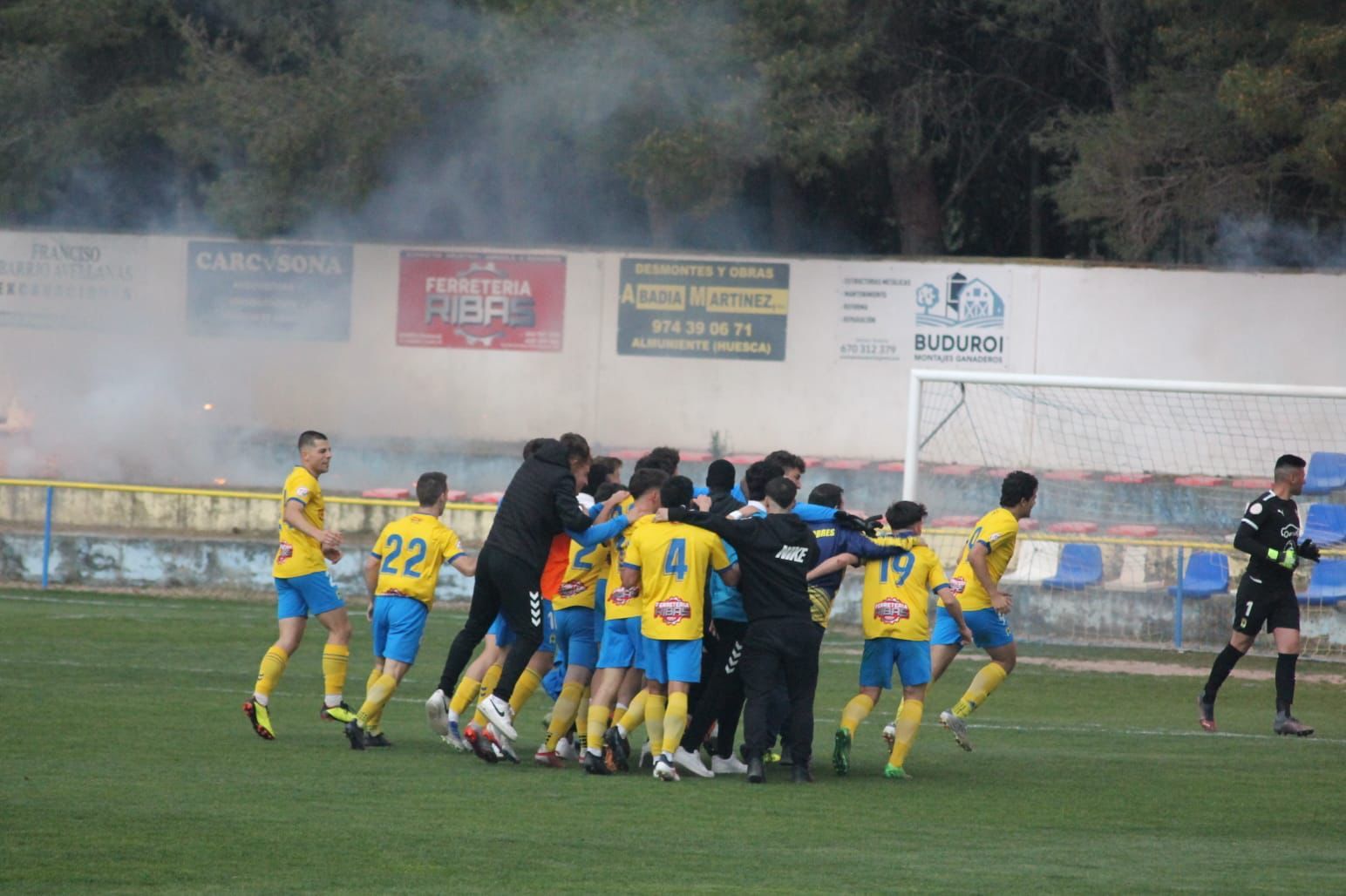 El CD Robres celebra el título en San Blas.