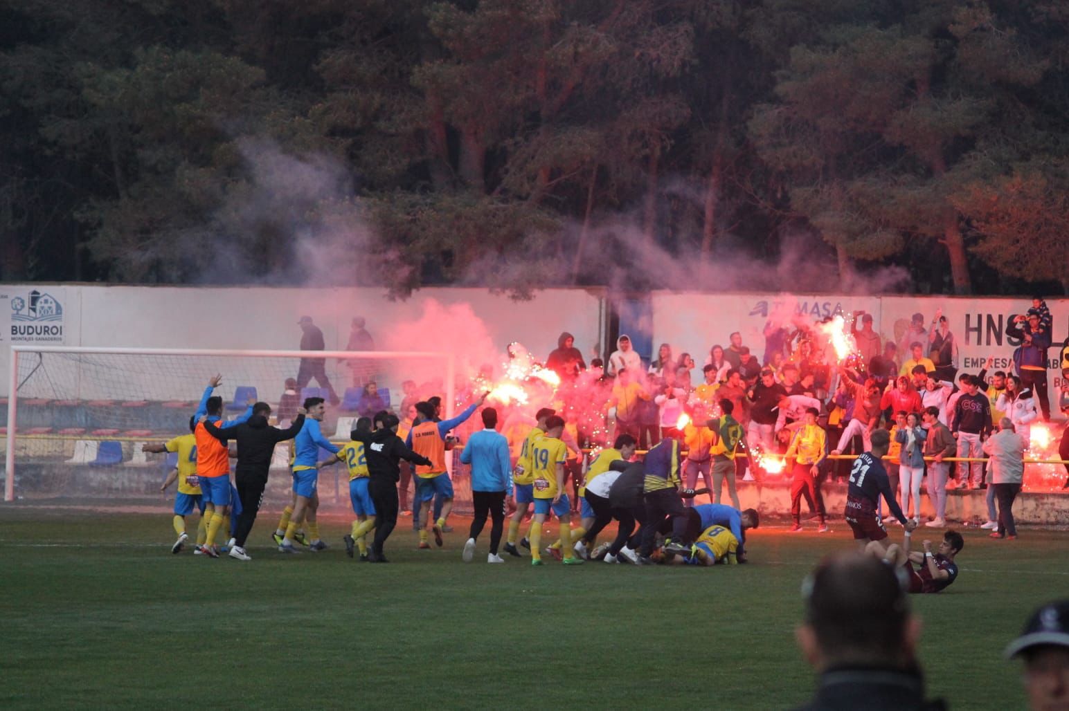 El CD Robres celebra el título en San Blas.