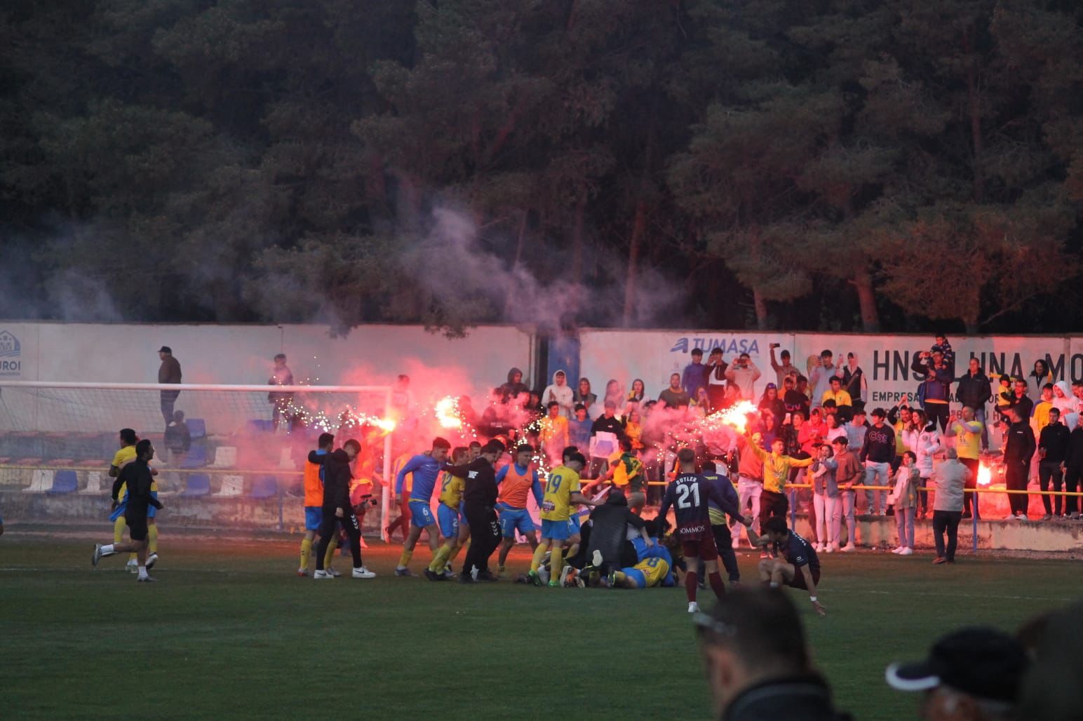 El CD Robres celebra el título en San Blas.