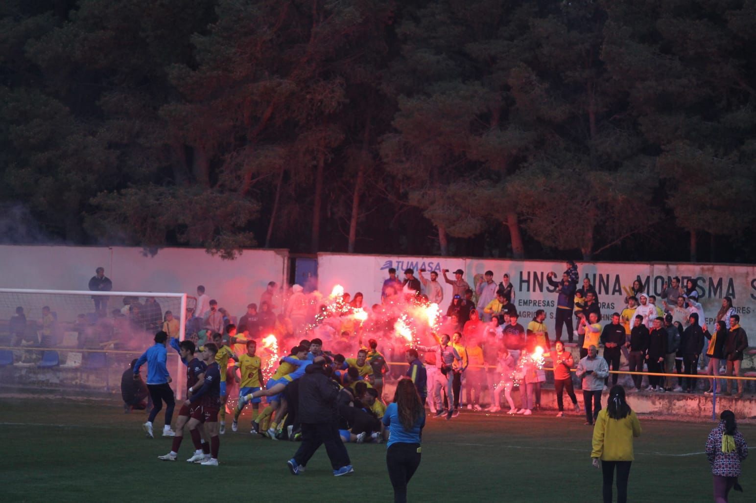 El CD Robres celebra el título en San Blas.
