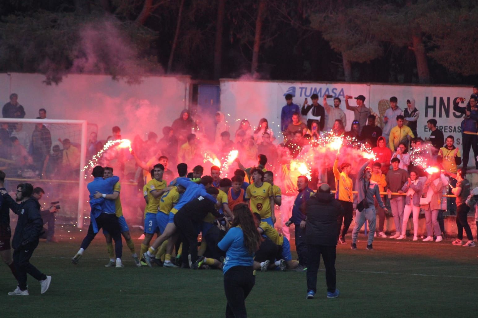 El CD Robres celebra el título en San Blas.