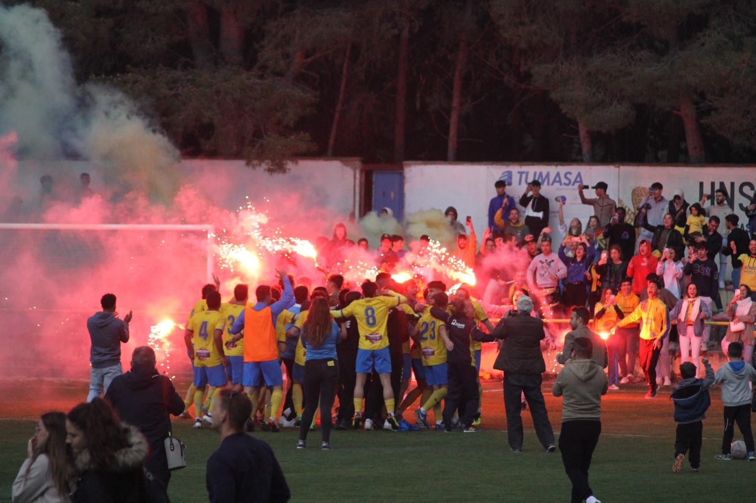 El CD Robres celebra el título en San Blas.