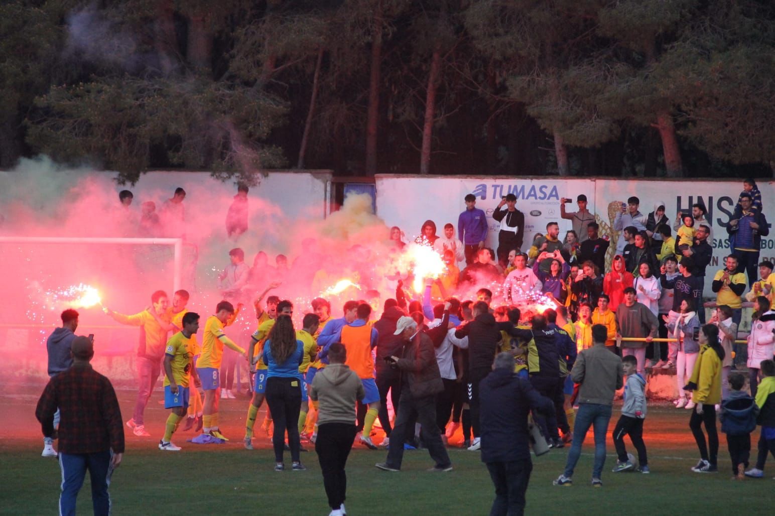 El CD Robres celebra el título en San Blas.