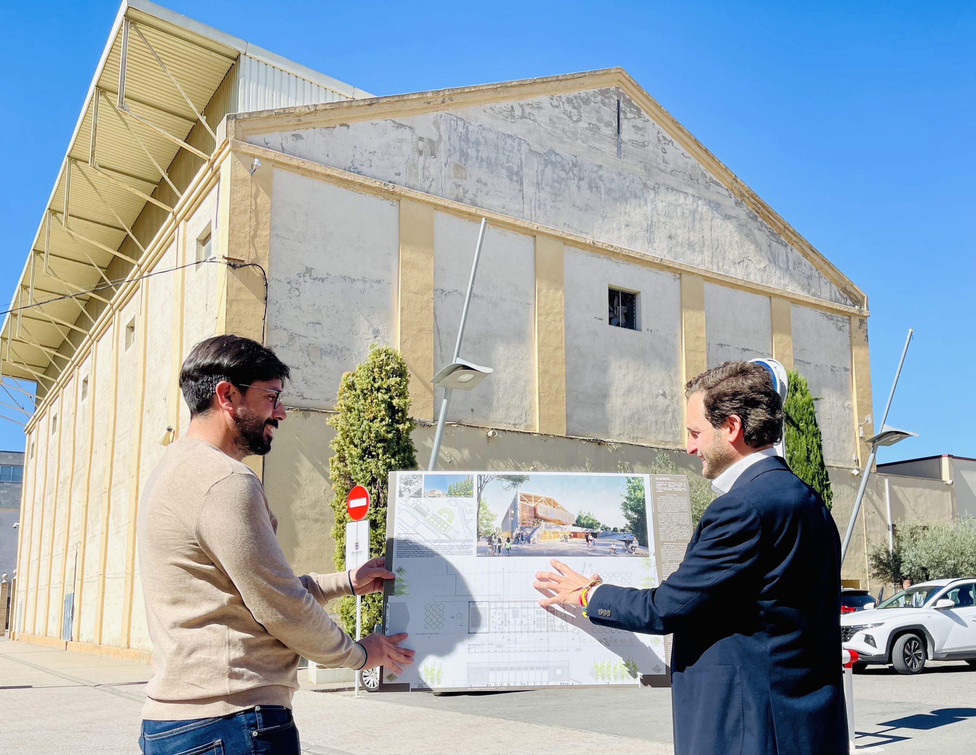 El alcalde, Isaac Claver, y el concejal de Urbanismo, Miguel Hernández, han anunciado la dotación para la Azucarera